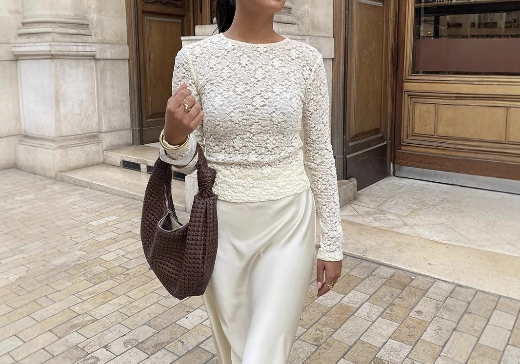 2025 New Lace Cutout Base Layer Top Pearl Buckle Split Tight Bell Sleeve Long Sleeve T-Shirt Women
2025 New Lace Cutout Base Layer Top Pearl Buckle Split Tight Bell Sleeve Long Sleeve T-Shirt Women