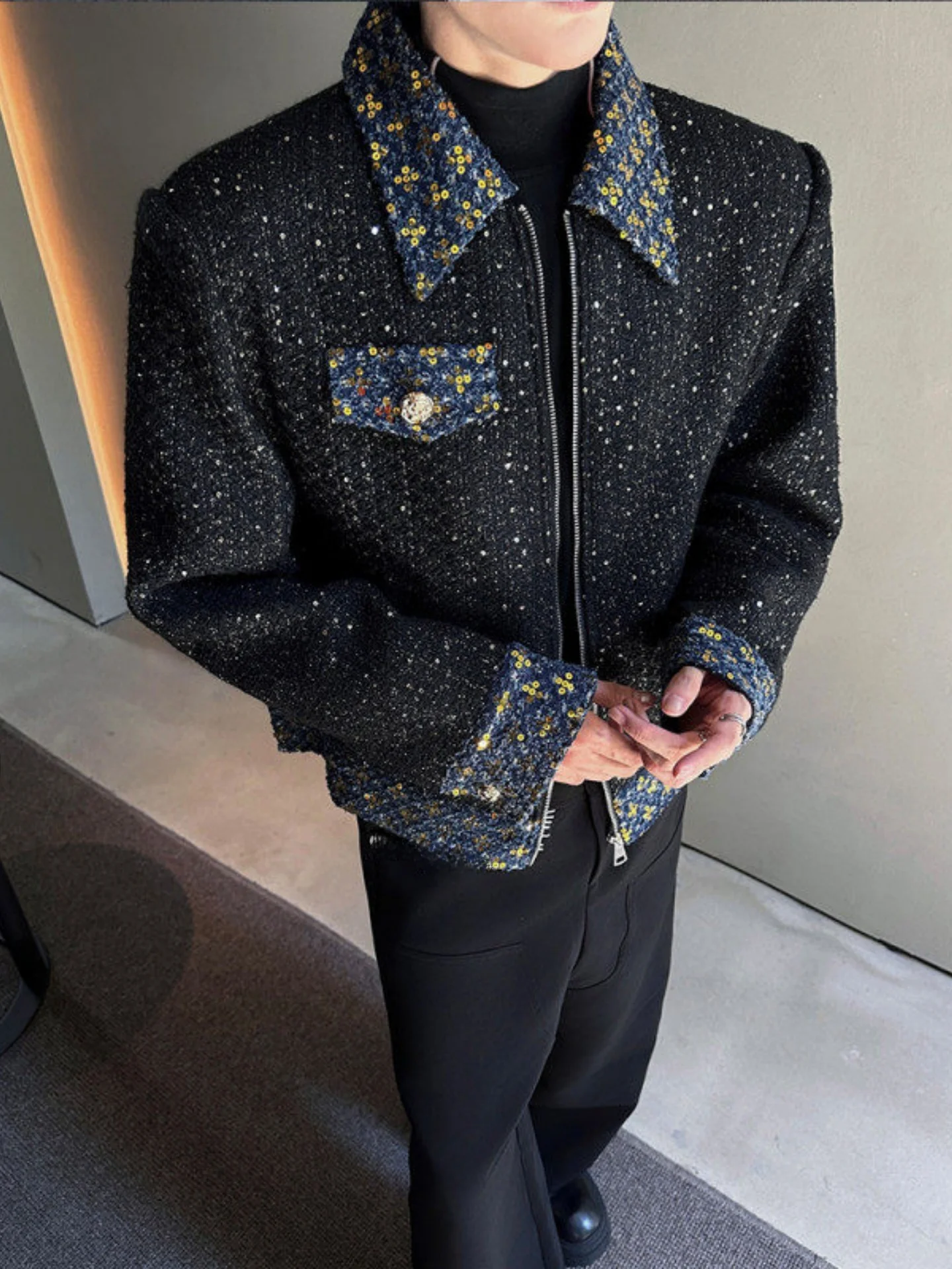 Мужская шерстяная куртка с пэчворком, пайетками и отложным воротником, стеганая, осенняя, модная, повседневная, шикарная, теплая зимняя верхняя одежда
Мужская шерстяная куртка с пэчворком, пайетками и отложным воротником, стеганая, осенняя, модная, повседневная, шикарная, теплая зимняя верхняя одежда