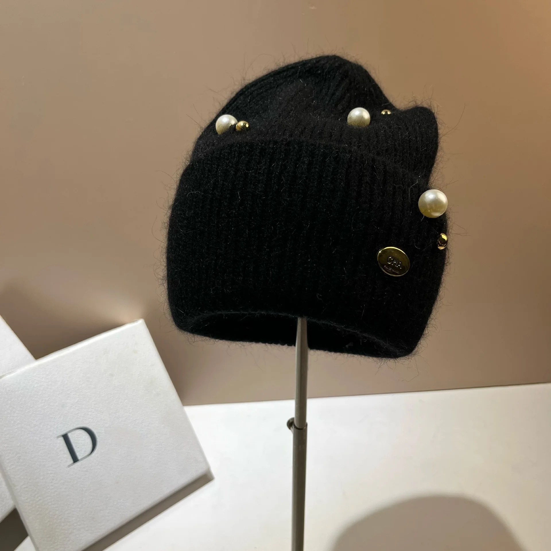 Designer Brand Pearl Brooches Winter Women Skullies Beanies Real Rabbit Fur Knitted Hat Lady Warm Walking Bonnet Hat Skiing Caps
Designer Brand Pearl Brooches Winter Women Skullies Beanies Real Rabbit Fur Knitted Hat Lady Warm Walking Bonnet Hat Skiing Caps