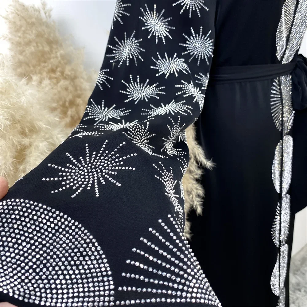 Dubai Hot Diamond Fashion Muslim Women Middle East Lace-Up Cardigan with Pocket Dress Abaya Robe
Dubai Hot Diamond Fashion Muslim Women Middle East Lace-Up Cardigan with Pocket Dress Abaya Robe