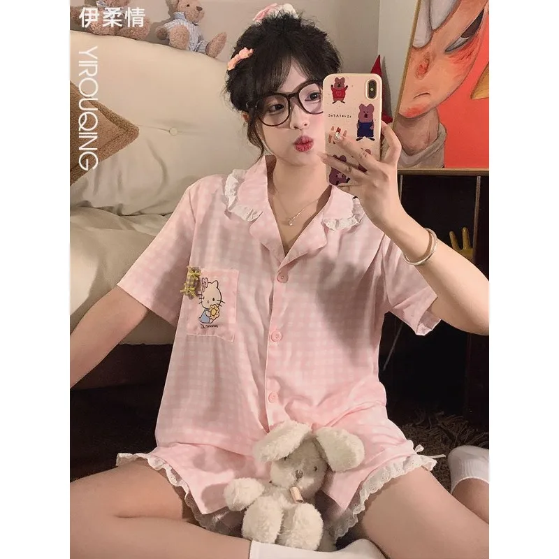 Новые пижамы Hello Kitty, летние хлопковые шорты с короткими рукавами, комплект из двух предметов, повседневный женский комплект домашней одежды с героями мультфильмов Hello Kitty
Новые пижамы Hello Kitty, летние хлопковые шорты с короткими рукавами, комплект из двух предметов, повседневный женский комплект домашней одежды с героями мультфильмов Hello Kitty