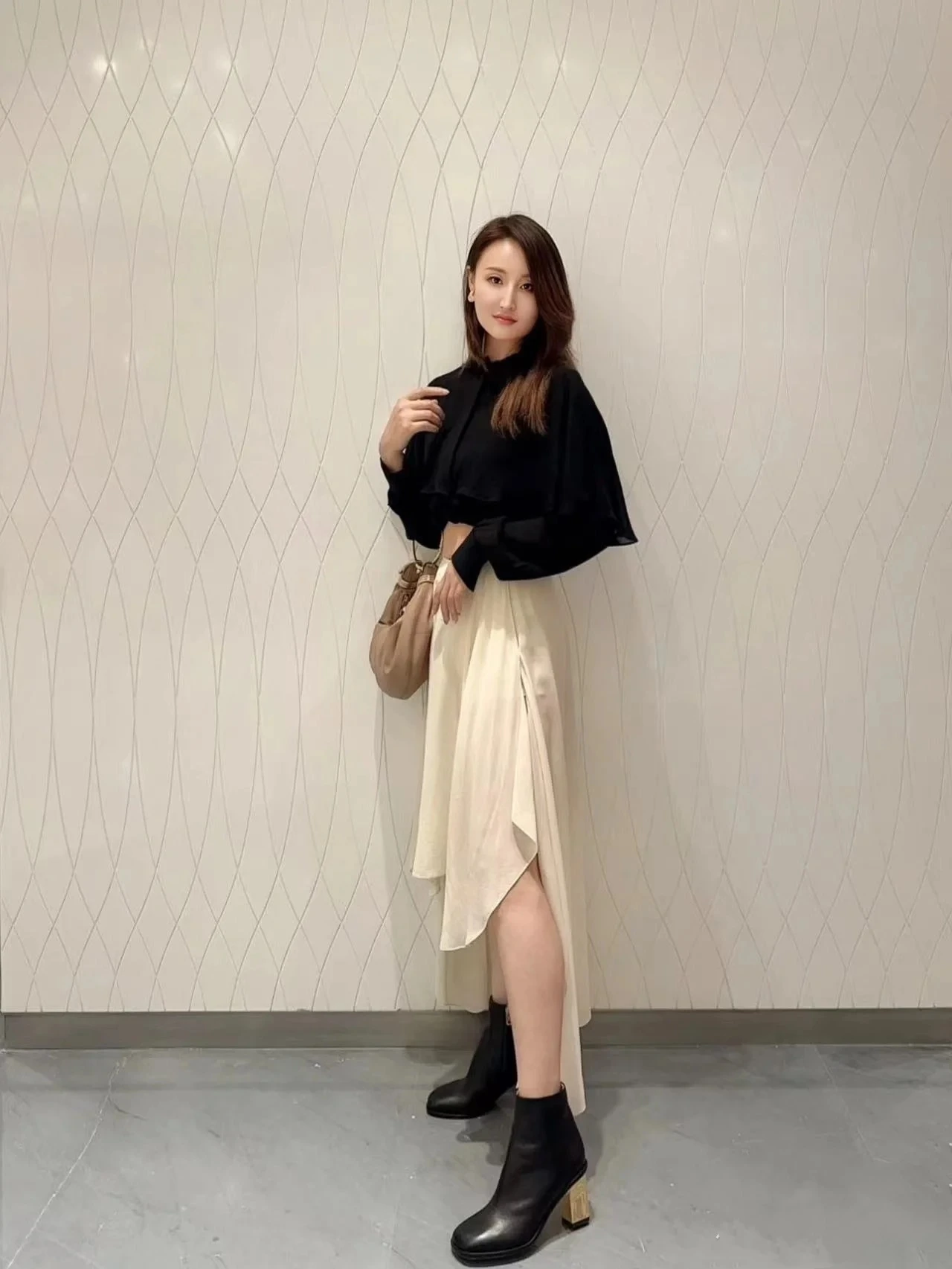 Ele Bla Silk awl Design Ранняя осень Новое женское пальто свободного покроя Long Sve round Ne Тонкое пальто для поездок на работу
Ele Bla Silk awl Design Ранняя осень Новое женское пальто свободного покроя Long Sve round Ne Тонкое пальто для поездок на работу