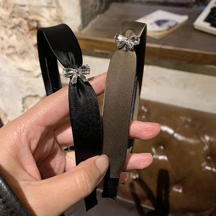 Korean fashion flash diamond satin bow headband 2025 new high-end temperament versatile headband hairpin hair accessories
Korean fashion flash diamond satin bow headband 2025 new high-end temperament versatile headband hairpin hair accessories