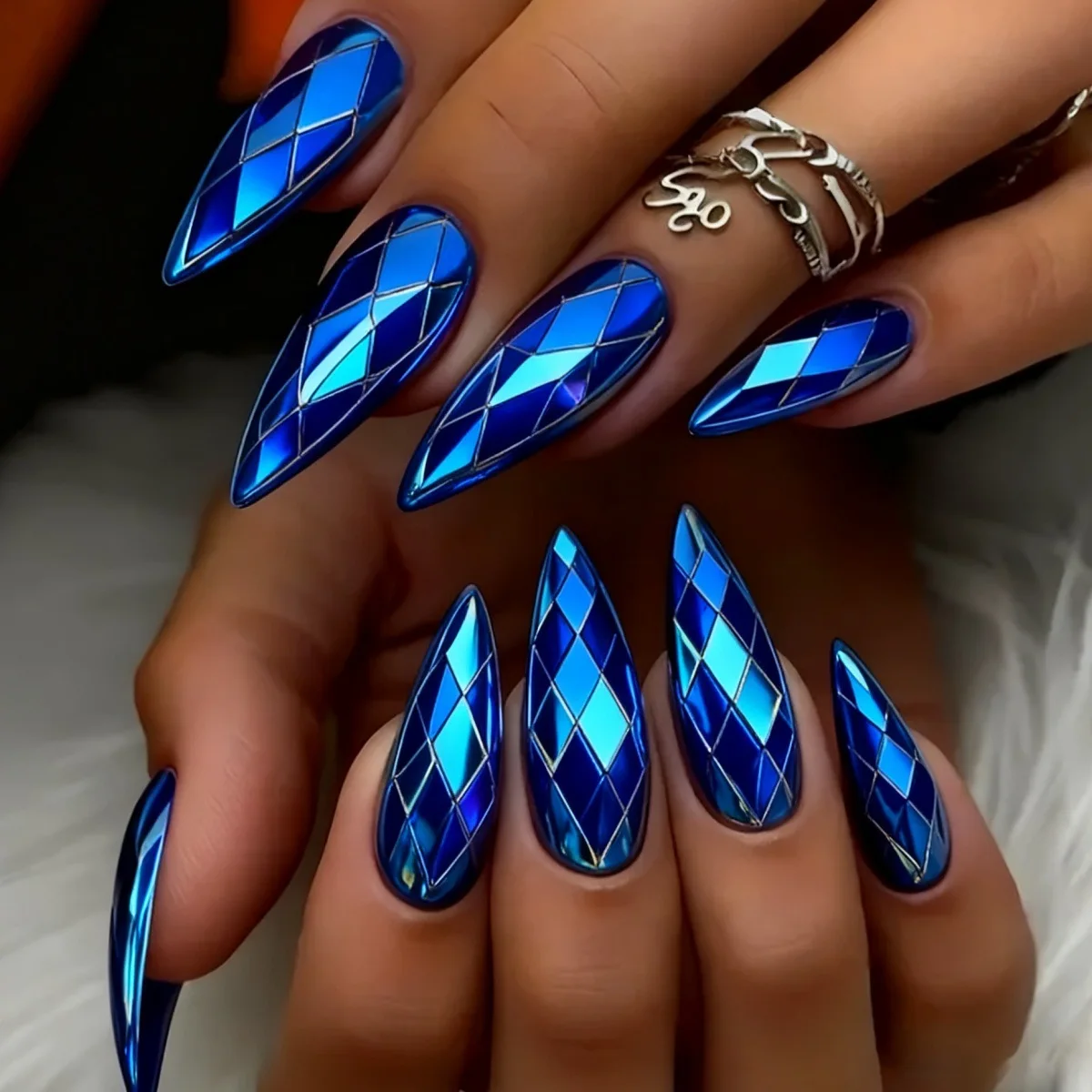 24 pieces of solid color bright blue chrome diamond grid fine high-heeled fake nails, shiny diamond mirror pressed nails, are an ideal choice for fashionable streetwear, evening bar gatherings, and holiday outfits
24 pieces of solid color bright blue chrome diamond grid fine high-heeled fake nails, shiny diamond mirror pressed nails, are an ideal choice for fashionable streetwear, evening bar gatherings, and holiday outfits