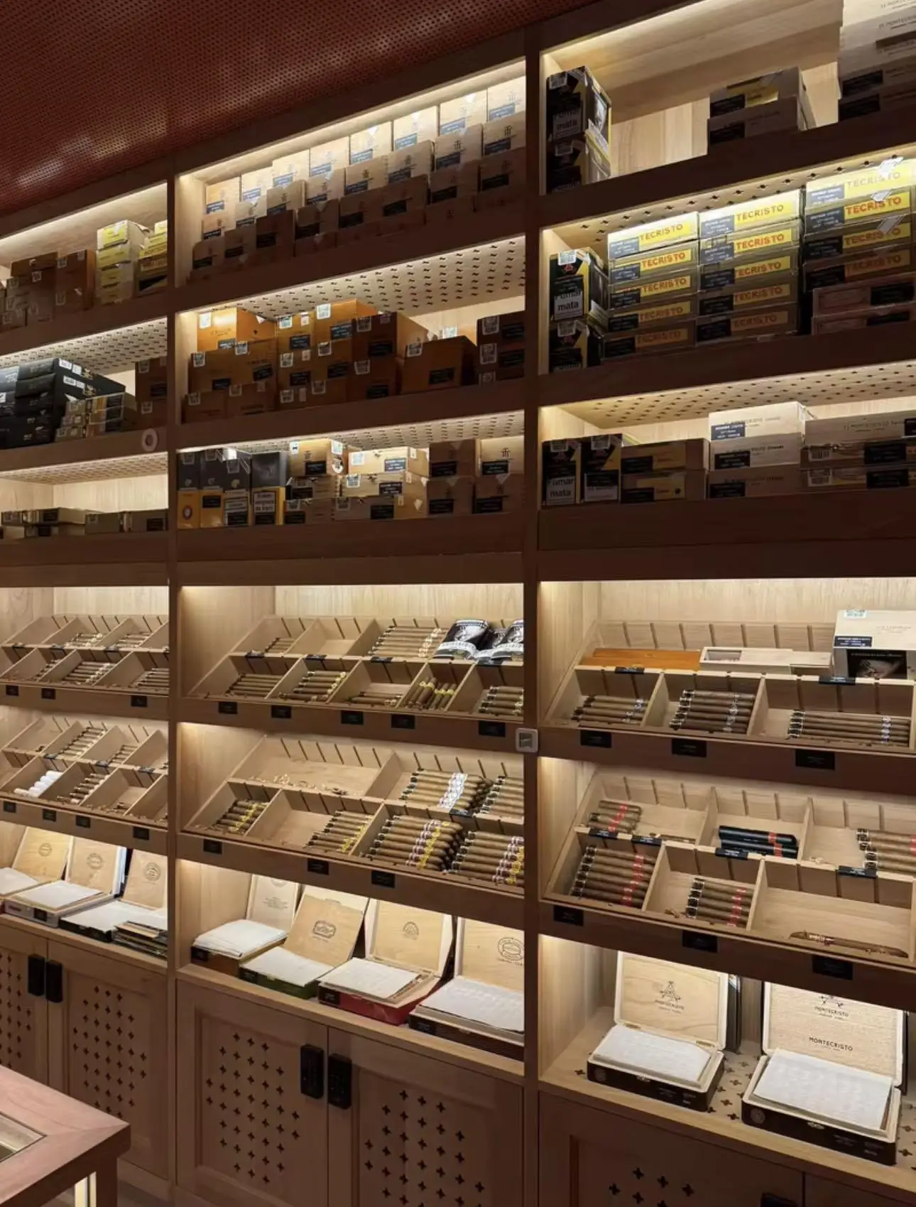 High Quality Temperature Controlled Cedar Wood Cigar Humidor Cabinet LED Spotlight Large Capacity Waterproof Durable Recyclable
High Quality Temperature Controlled Cedar Wood Cigar Humidor Cabinet LED Spotlight Large Capacity Waterproof Durable Recyclable