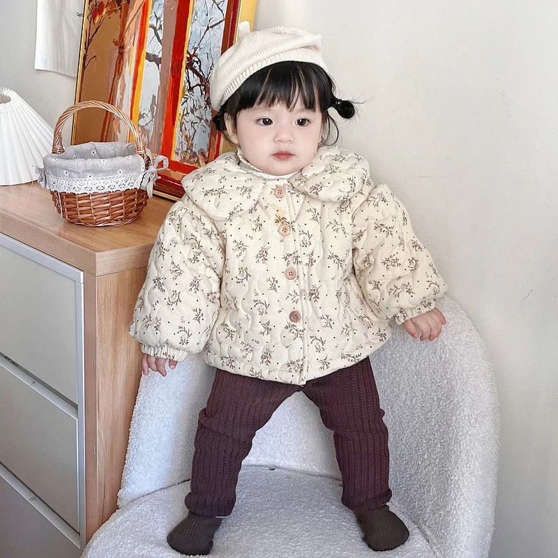 Зимнее пальто с хлопковой подкладкой для девочек, кукольный воротник, утепленный флисовый костюм с хлопковой подкладкой и цветочным принтом, новинка 2024, детское пальто
Зимнее пальто с хлопковой подкладкой для девочек, кукольный воротник, утепленный флисовый костюм с хлопковой подкладкой и цветочным принтом, новинка 2024, детское пальто