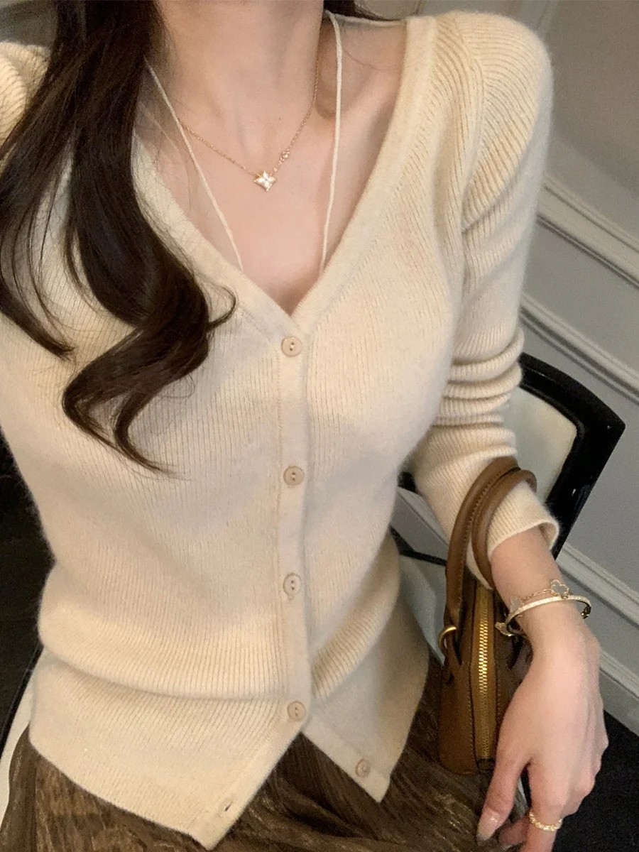 MUKOK Wool Blend Knitted V-Neck Sweater Women's Fashion Simple Style Long Sleeve Mesh Splicing Design Winter Season Casual Wear
MUKOK Wool Blend Knitted V-Neck Sweater Women's Fashion Simple Style Long Sleeve Mesh Splicing Design Winter Season Casual Wear
