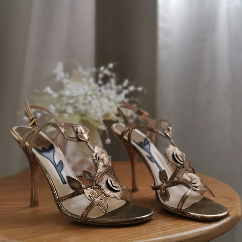 2024 Summer New Flower Thin Heel Sandals Retro Style Dark Gold 8Cm Heel Open Toe Fashion Sandals Front Rear Strap Slingback Shoe
2024 Summer New Flower Thin Heel Sandals Retro Style Dark Gold 8Cm Heel Open Toe Fashion Sandals Front Rear Strap Slingback Shoe
