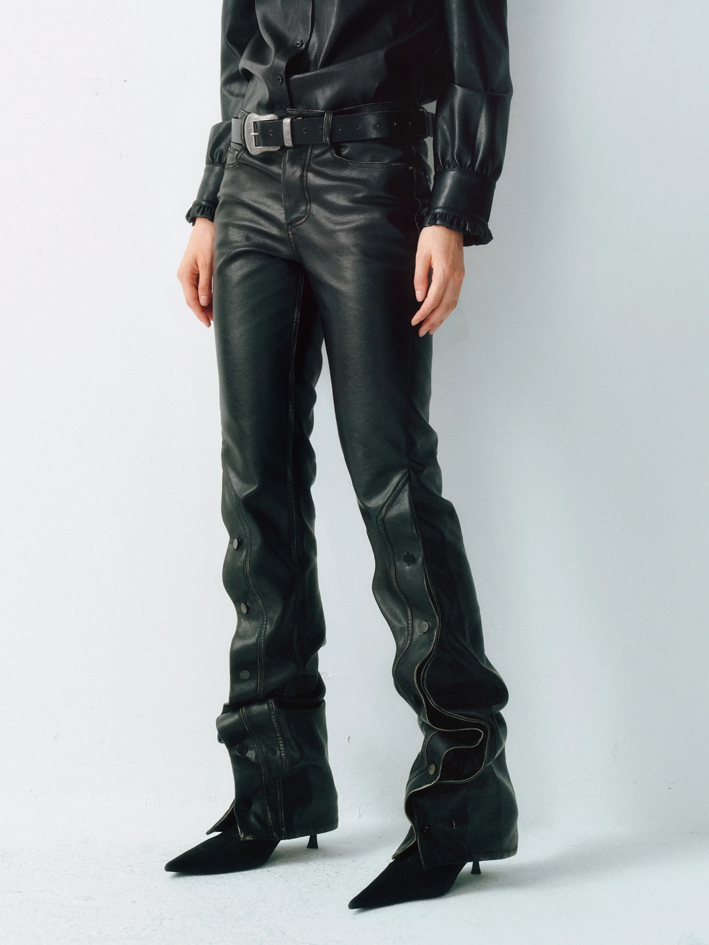 Женские кожаные брюки LUCENCY25AW с пуговицами и манжетами, облегающие, модные, осенне-зимние, стильные
Женские кожаные брюки LUCENCY25AW с пуговицами и манжетами, облегающие, модные, осенне-зимние, стильные