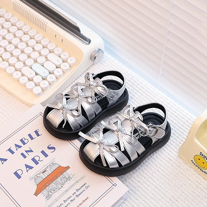 Girls Princess Shoes Hollowed-out Breathable 2025 Summer New Kids Beach Shoes with Simple Bow Children Sandals Soild Color Sweet
Girls Princess Shoes Hollowed-out Breathable 2025 Summer New Kids Beach Shoes with Simple Bow Children Sandals Soild Color Sweet