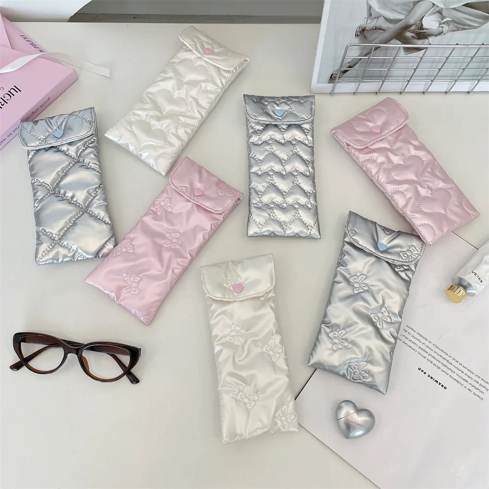 Y2K Fashion Korean Bow Glasses Case Women Portable Cotton Padded Anti Crush Sunglasses Storage Bag Cute Eyewear Pouch
Y2K Fashion Korean Bow Glasses Case Women Portable Cotton Padded Anti Crush Sunglasses Storage Bag Cute Eyewear Pouch
