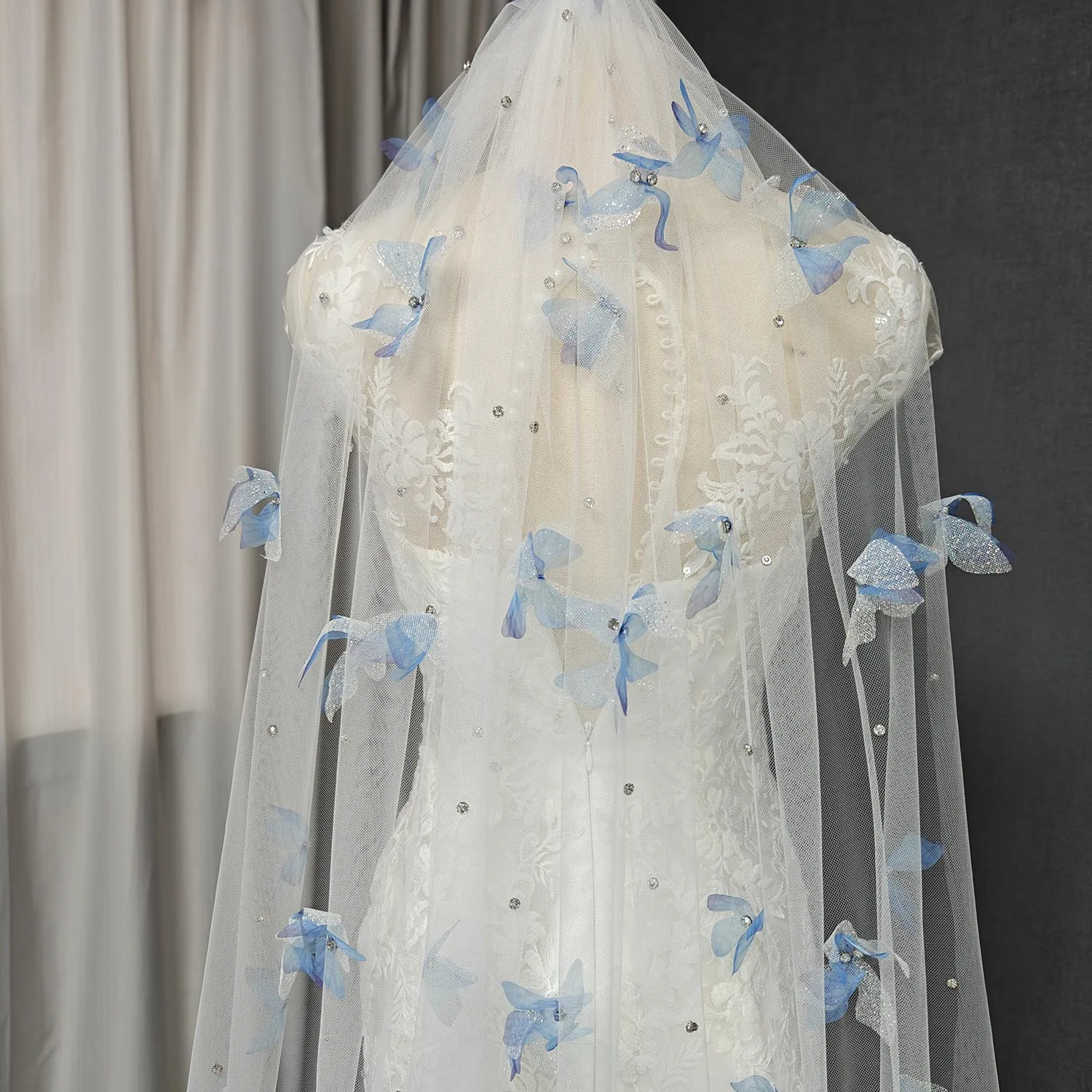 Customized Fairytale Wedding Veils with Blue Butterflies Beads Beautiful Single Tier Bridal Veil with Metal Comb
Customized Fairytale Wedding Veils with Blue Butterflies Beads Beautiful Single Tier Bridal Veil with Metal Comb