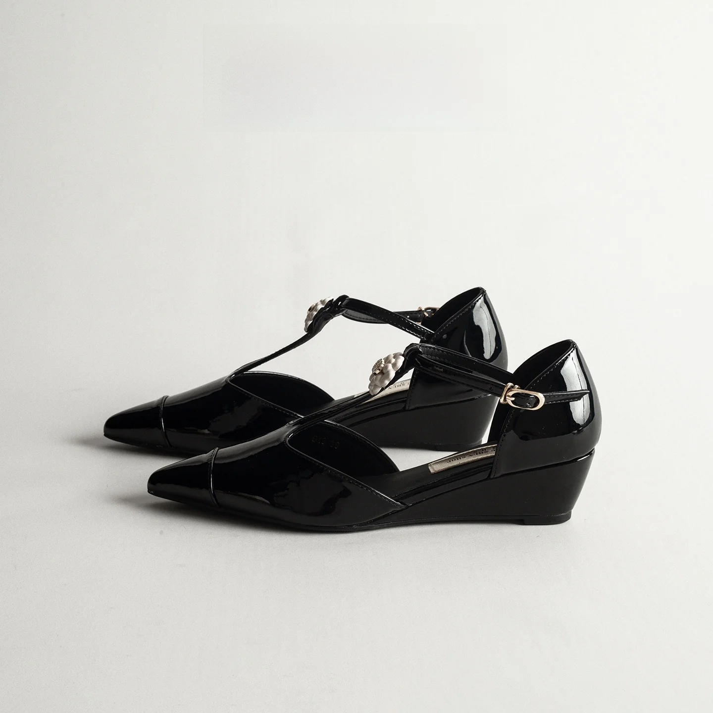 Leather Pointed Toe Mary Jane Shoes Women's Summer Small Fragrance Style Camellia Single Shoes Painted Leather Head Sandals
Leather Pointed Toe Mary Jane Shoes Women's Summer Small Fragrance Style Camellia Single Shoes Painted Leather Head Sandals