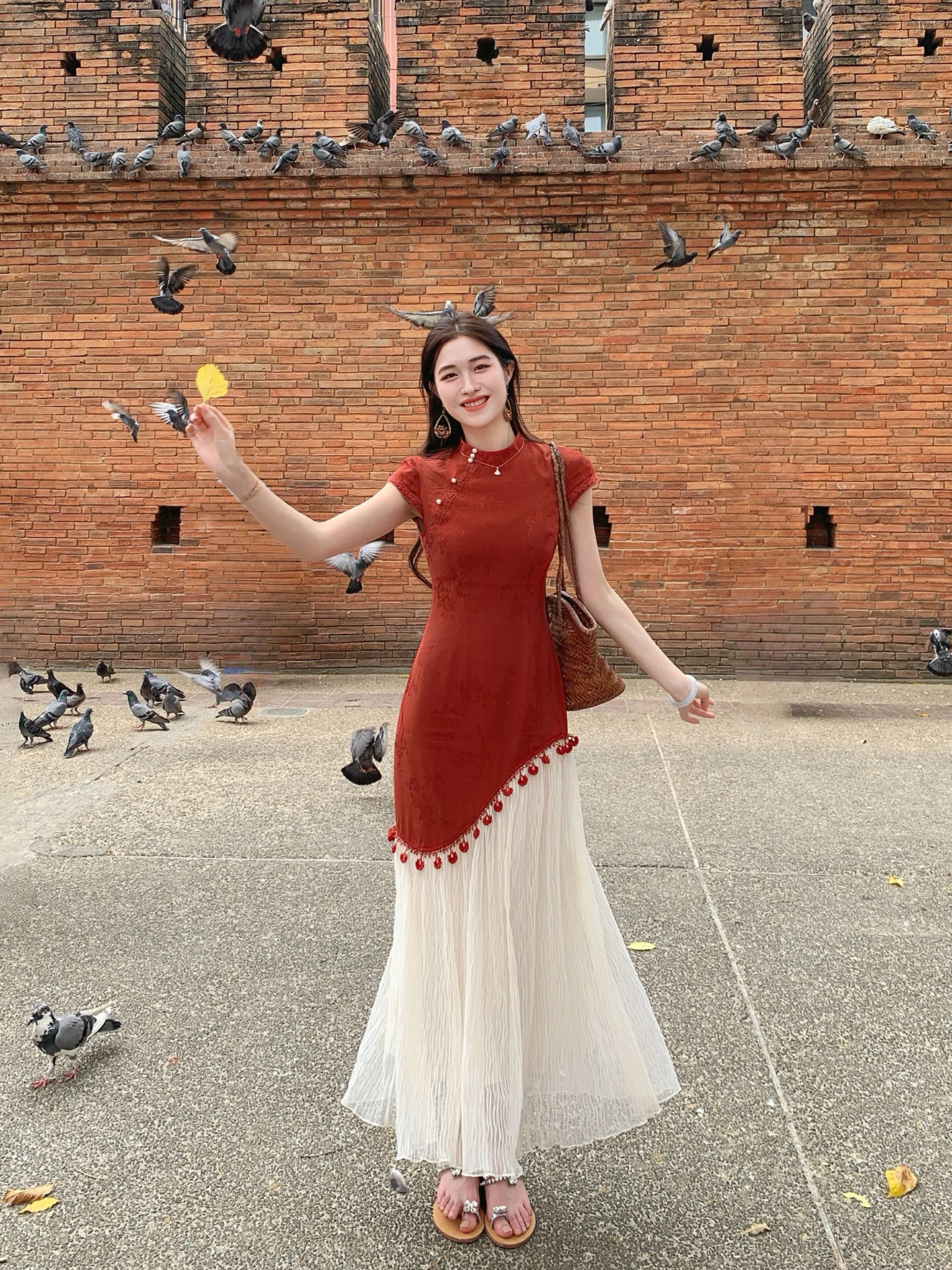 Lingshan Red Tassel Elegant Patchwork Fake Two-Piece Dress Retro Style Long Slant-Collar Qipao for Women
Lingshan Red Tassel Elegant Patchwork Fake Two-Piece Dress Retro Style Long Slant-Collar Qipao for Women