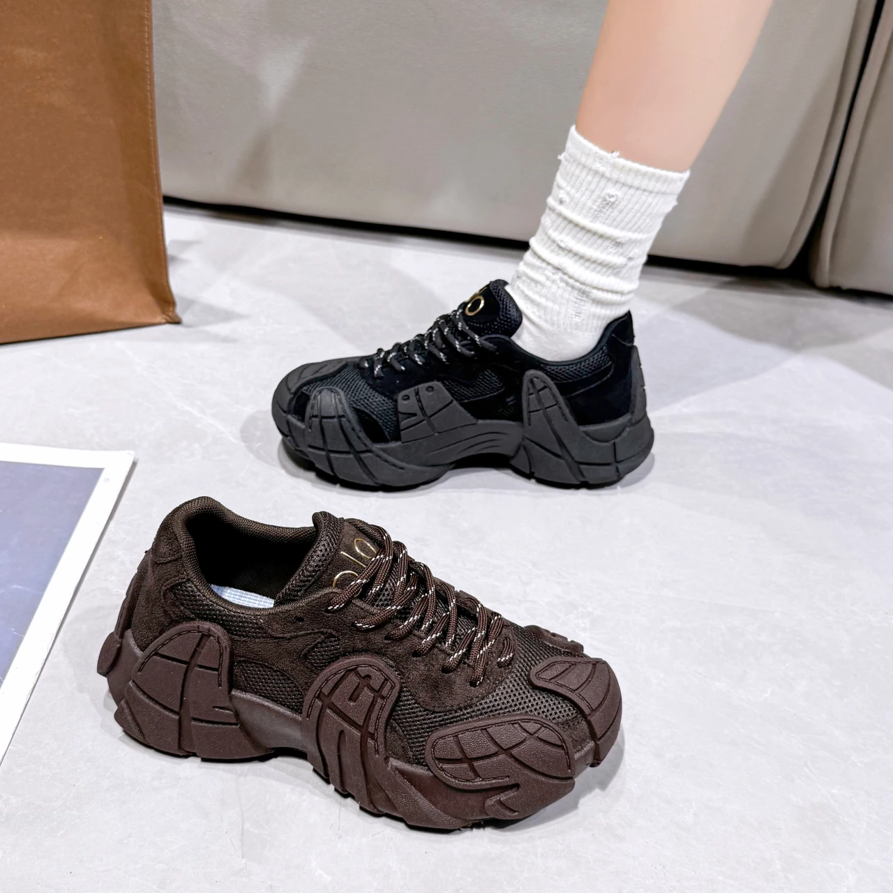 Женская обувь для папы в европейском стиле. Осенняя коллекция: повседневные кроссовки из натуральной кожи и сетки на толстой подошве. 
Женская обувь для папы в европейском стиле. Осенняя коллекция: повседневные кроссовки из натуральной кожи и сетки на толстой подошве.