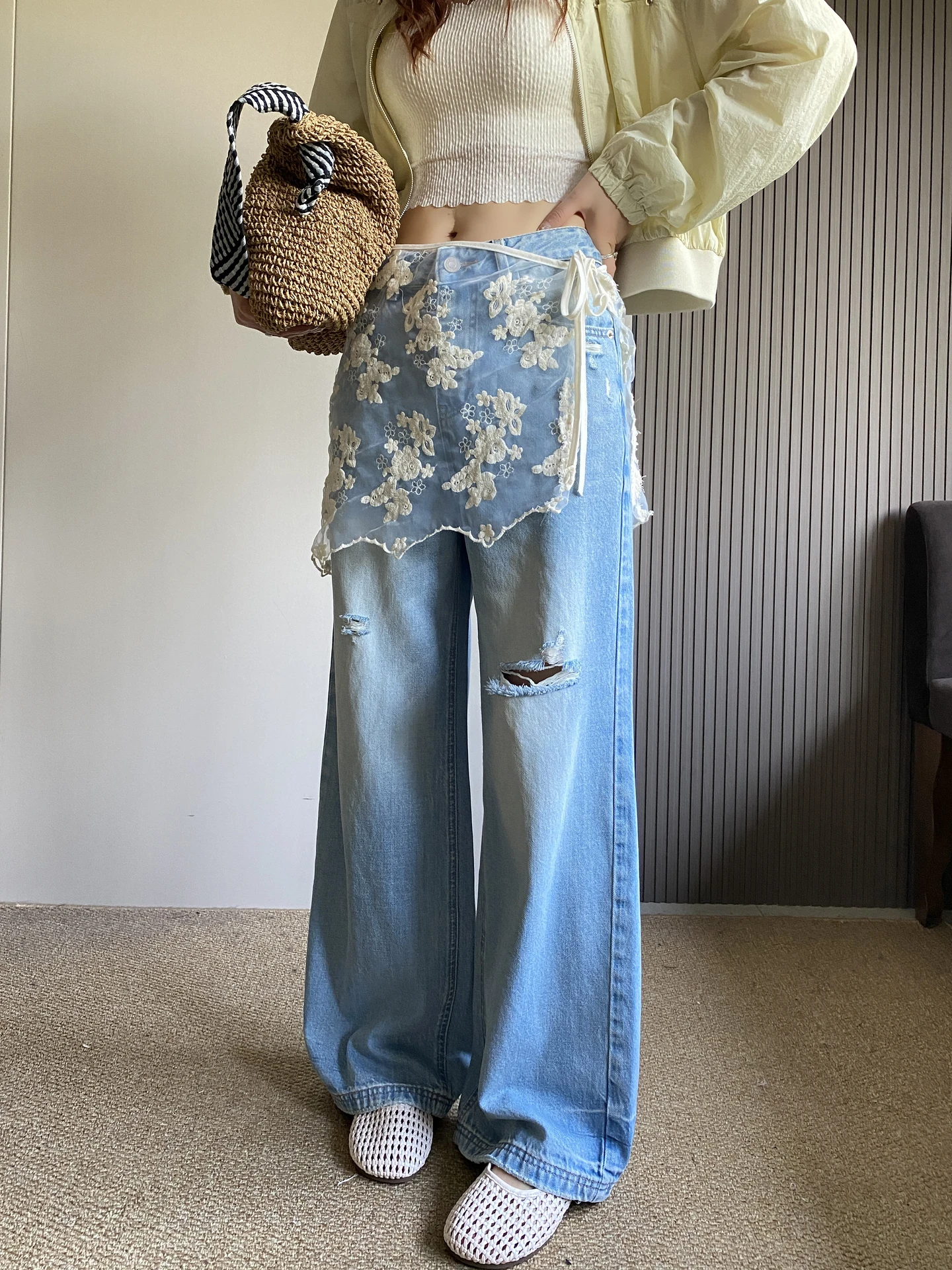 High Waist Wide Leg Jeans Women's Spring Summer New Style Ripped Lace Curtain Slimming Straight Loose Fit Denim Pants
High Waist Wide Leg Jeans Women's Spring Summer New Style Ripped Lace Curtain Slimming Straight Loose Fit Denim Pants