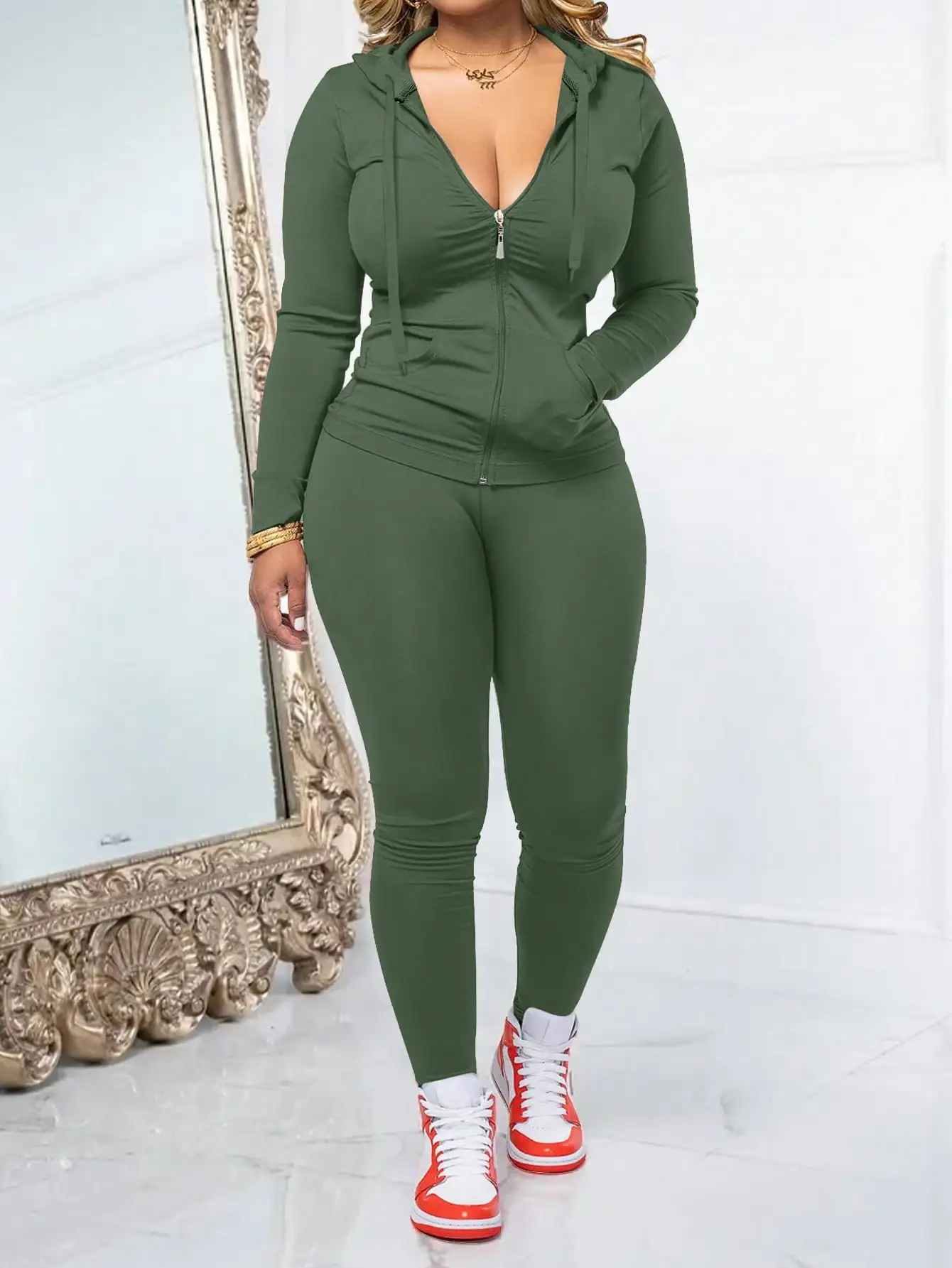 Женский комплект из 2 предметов: оливково-зеленая толстовка на молнии и джоггеры, облегающий крой, для повседневных тренировок
Женский комплект из 2 предметов: оливково-зеленая толстовка на молнии и джоггеры, облегающий крой, для повседневных тренировок