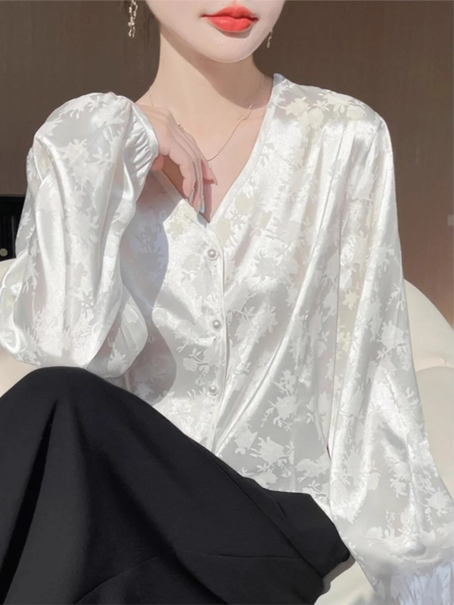 Новая женская атласная блузка 2025 года: повседневная, свободного кроя, с V-образным вырезом, омолаживающая, с улучшенной цветочной вышивкой
Новая женская атласная блузка 2025 года: повседневная, свободного кроя, с V-образным вырезом, омолаживающая, с улучшенной цветочной вышивкой