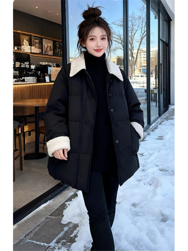 Женское зимнее хлопковое пальто с мехом ягненка Bla, теплое пальто средней длины с свободным воротником, корейское однотонное пальто для поездок на работу
Женское зимнее хлопковое пальто с мехом ягненка Bla, теплое пальто средней длины с свободным воротником, корейское однотонное пальто для поездок на работу