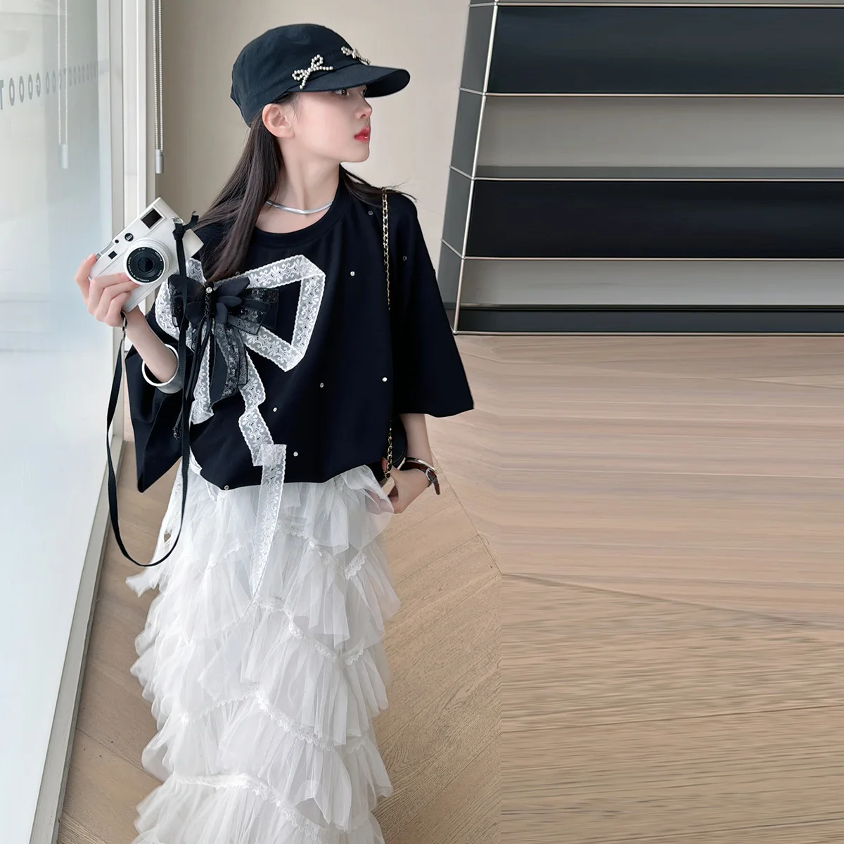 Girls' Short sleeved Set 2024 Summer New Korean Thin Loose T-shirt with Half Skirt Gauze Cake Skirt
Girls' Short sleeved Set 2024 Summer New Korean Thin Loose T-shirt with Half Skirt Gauze Cake Skirt