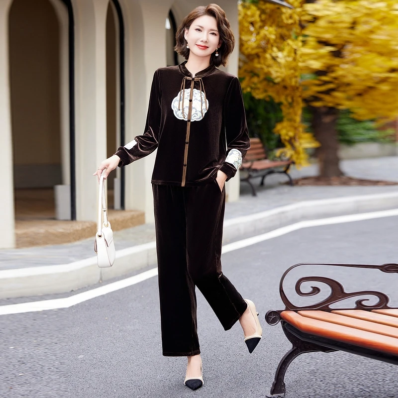 Middle Aged Mother's Casual Gold Velvet Suits Spring Fall Vintage buckle cheongsam collar Tops Pants Sets Elegant Women Outfit
Middle Aged Mother's Casual Gold Velvet Suits Spring Fall Vintage buckle cheongsam collar Tops Pants Sets Elegant Women Outfit