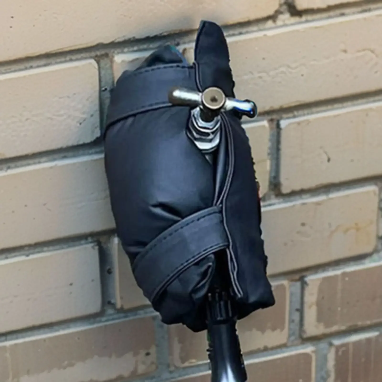 Insulated Outside Tap Cover Winter Frost Protector Outdoor Weather Jacket Garden Faucet Cover Leather Kitchen Fixture
Insulated Outside Tap Cover Winter Frost Protector Outdoor Weather Jacket Garden Faucet Cover Leather Kitchen Fixture