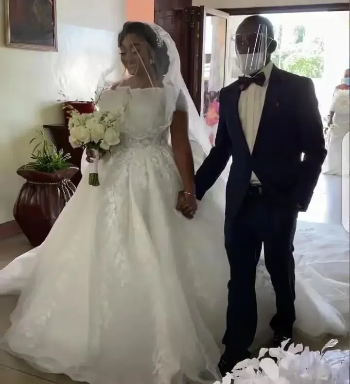 Customized Luxury Arabic Off Shoulder Plus Size Ball Gown Wedding Dresses Vintage Lace Appliqued Cathedral Train Princess Bridal
Customized Luxury Arabic Off Shoulder Plus Size Ball Gown Wedding Dresses Vintage Lace Appliqued Cathedral Train Princess Bridal