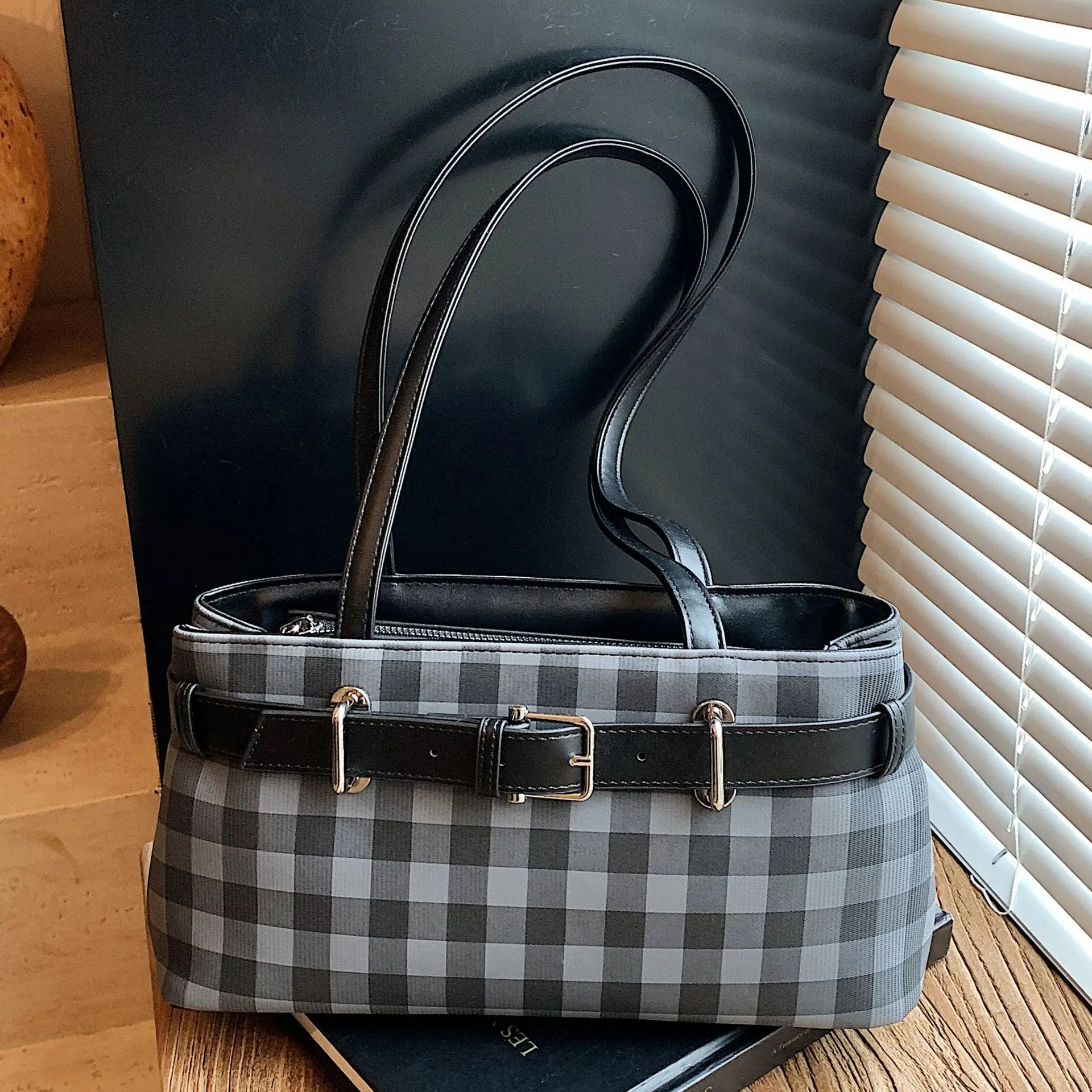 Trend Fashion Shoulder Square Bag Women's 2025 New Plaid Casual Shoulder Bag Korean Version Niche Temperament Underarm Bag
Trend Fashion Shoulder Square Bag Women's 2025 New Plaid Casual Shoulder Bag Korean Version Niche Temperament Underarm Bag