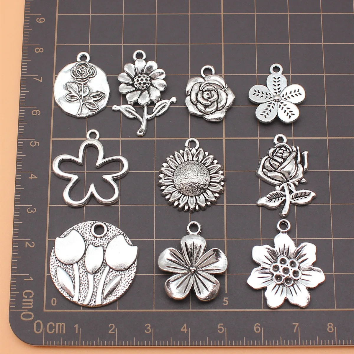 120Pcs/Bag 10 Styles Antique Silver Color Flowers Charms Pendant Diy Jewelry Accessories For Jewelry Making
120Pcs/Bag 10 Styles Antique Silver Color Flowers Charms Pendant Diy Jewelry Accessories For Jewelry Making