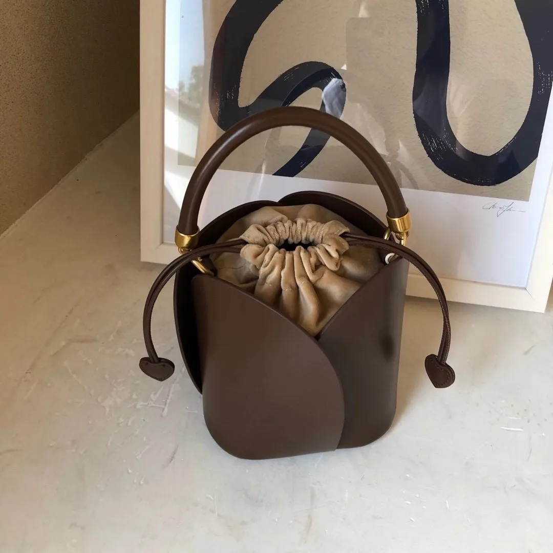 Cowhide Petal-shaped Vegetable Basket Niche Design Bag Women's 2025 New Retro Flower Personalized Shoulder Messenger Bag
Cowhide Petal-shaped Vegetable Basket Niche Design Bag Women's 2025 New Retro Flower Personalized Shoulder Messenger Bag