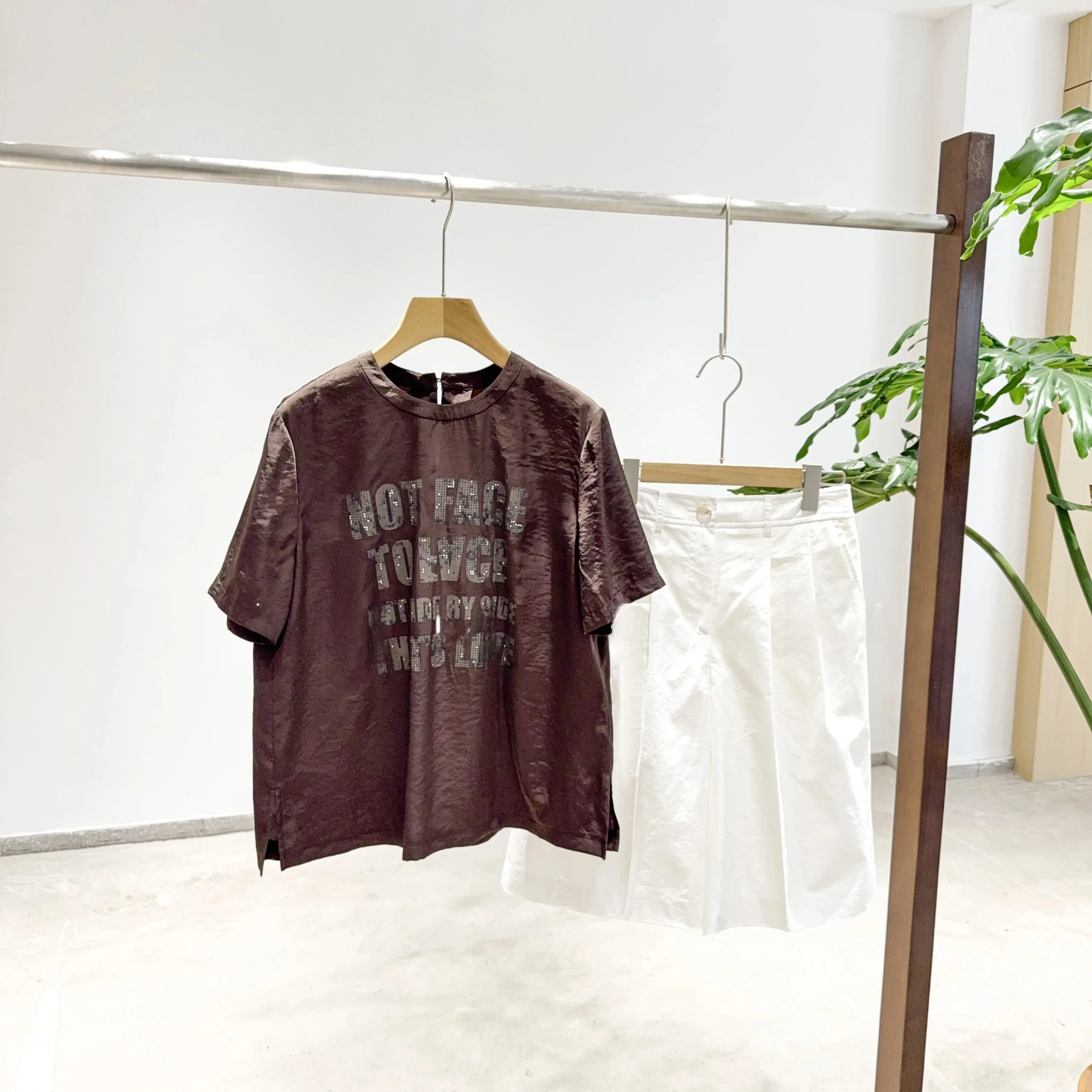 Mimifafa VV Pure Original 26 New Glossy Artificial Silk T-Shirt Small Shirt Casual Style Short Sleeve round Neck Letter Pattern
Mimifafa VV Pure Original 26 New Glossy Artificial Silk T-Shirt Small Shirt Casual Style Short Sleeve round Neck Letter Pattern