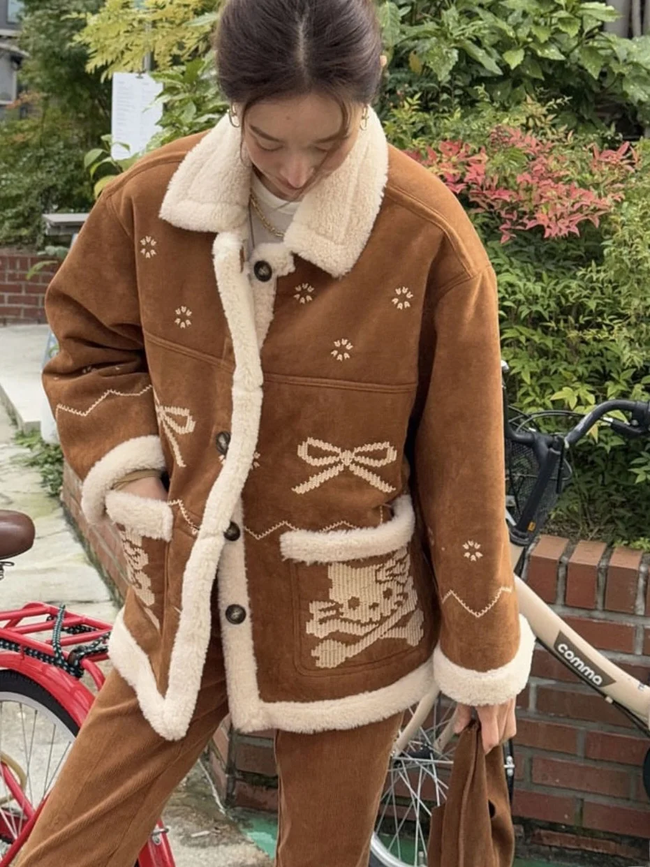 Женское теплое пальто East Gate из замши и бархата с вышивкой, узором из узлов и вставками из цельной овечьей шерсти, в стиле ретро, пэчворк
Женское теплое пальто East Gate из замши и бархата с вышивкой, узором из узлов и вставками из цельной овечьей шерсти, в стиле ретро, пэчворк