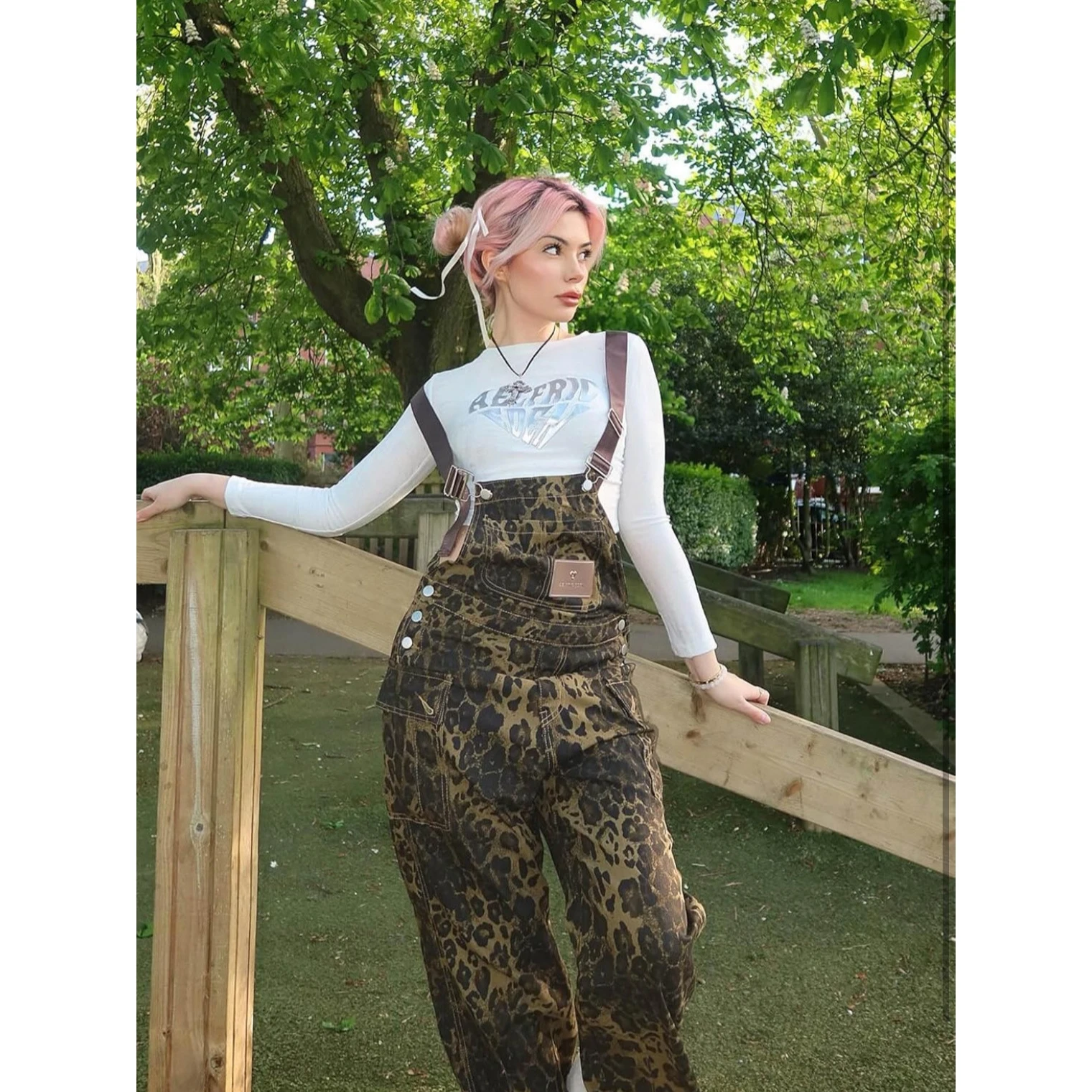 Retro American Leopard Print Workwear Denim Overalls Straight Leg High Waist Long Pants Thin Fabric Spring Season Women's Suit
Retro American Leopard Print Workwear Denim Overalls Straight Leg High Waist Long Pants Thin Fabric Spring Season Women's Suit