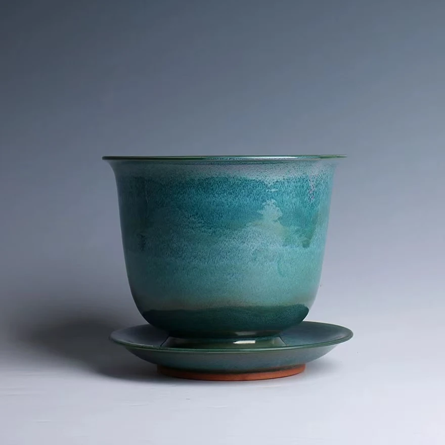 Набор для домашнего декора из фарфора Jun Kiln с глазурью Lu Jun: Цветочный горшок «Зеленая земля бессмертных» от Мастера Вэнь Чаояна.
Набор для домашнего декора из фарфора Jun Kiln с глазурью Lu Jun: Цветочный горшок «Зеленая земля бессмертных» от Мастера Вэнь Чаояна.