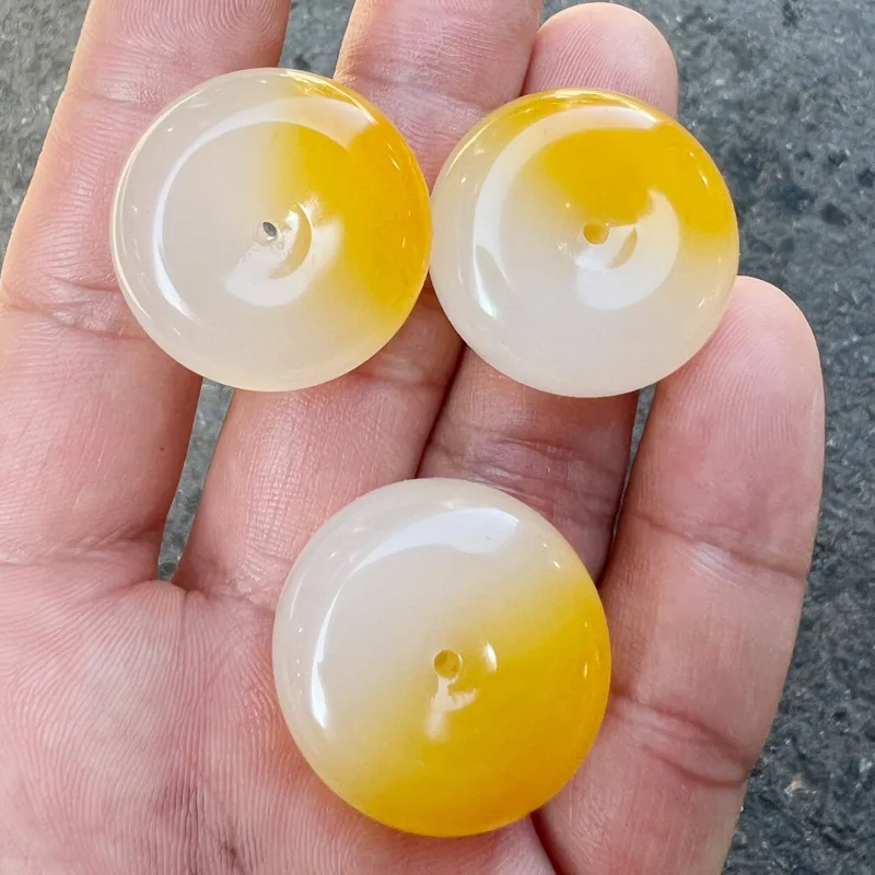 Xinjiang Golden Silk Jade Surface Material Yellow and White Delicate Color Peace Buckle Fashion Versatile Half White Red Sugar C
Xinjiang Golden Silk Jade Surface Material Yellow and White Delicate Color Peace Buckle Fashion Versatile Half White Red Sugar C