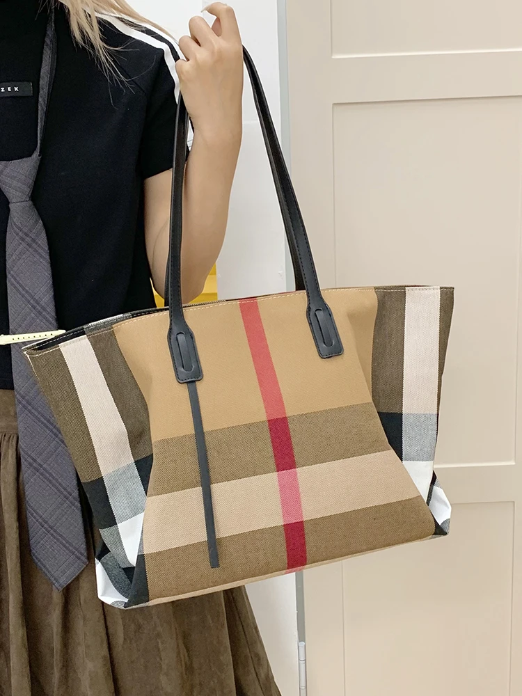 Модные однотонные сумки для подгузников для женщин, высококачественная винтажная сумка через плечо, минималистичная кожаная сумка для поездок на работу, люксовый бренд
Модные однотонные сумки для подгузников для женщин, высококачественная винтажная сумка через плечо, минималистичная кожаная сумка для поездок на работу, люксовый бренд