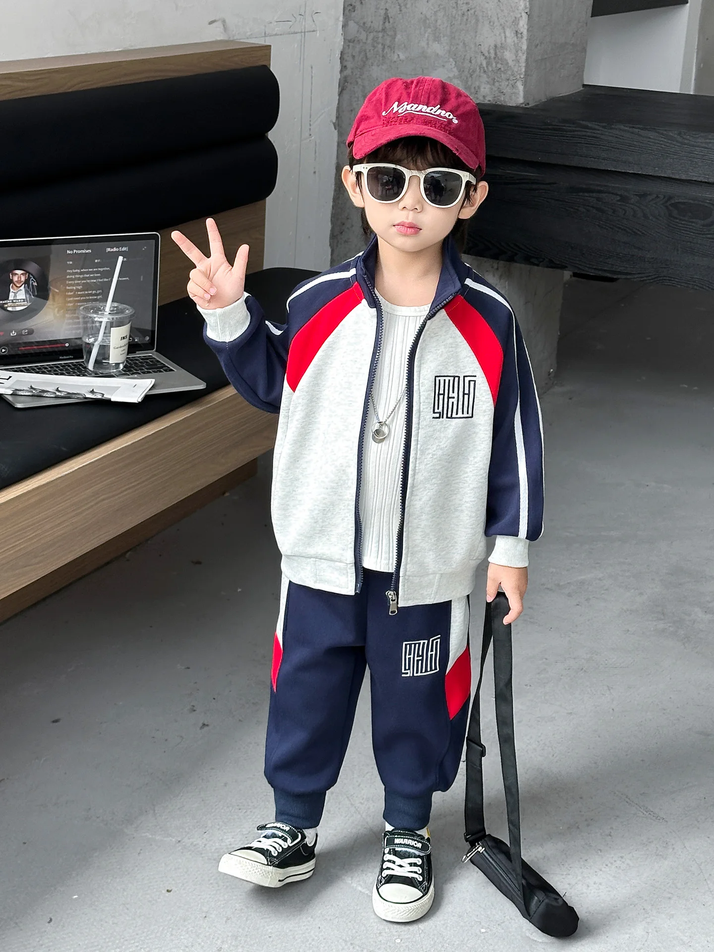 Спортивный модный комплект верхней одежды для мальчиков, осенняя новинка, уличный стиль, детская повседневная спортивная одежда, ткань из смесового хлопка с длинными рукавами
Спортивный модный комплект верхней одежды для мальчиков, осенняя новинка, уличный стиль, детская повседневная спортивная одежда, ткань из смесового хлопка с длинными рукавами