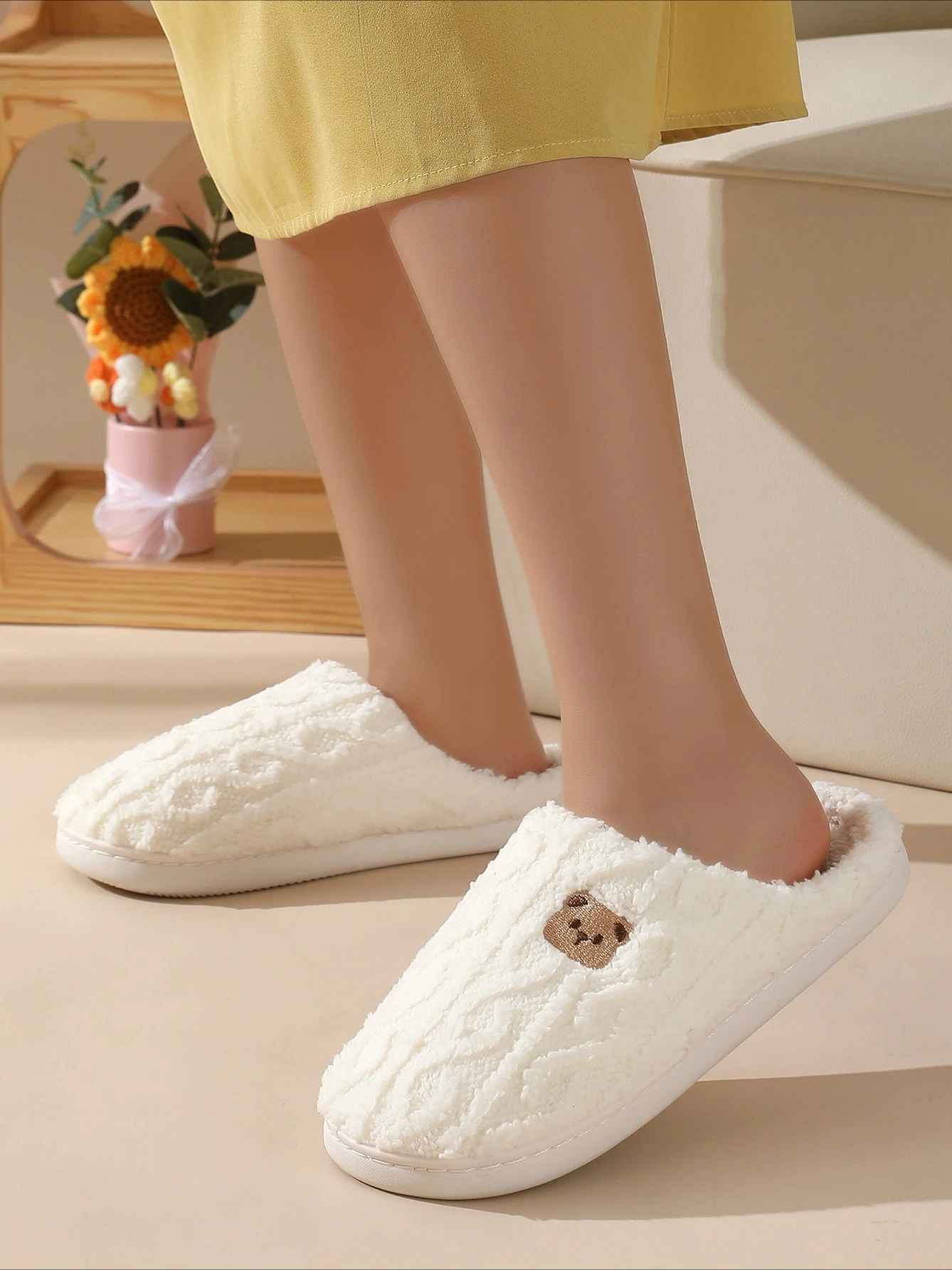 Домашние тапочки, женские зимние теплые плюшевые домашние тапочки из нечеткого меха с медведем, женская термодомашняя обувь, пушистые шлепанцы на плоской платформе, пушистая
Домашние тапочки, женские зимние теплые плюшевые домашние тапочки из нечеткого меха с медведем, женская термодомашняя обувь, пушистые шлепанцы на плоской платформе, пушистая