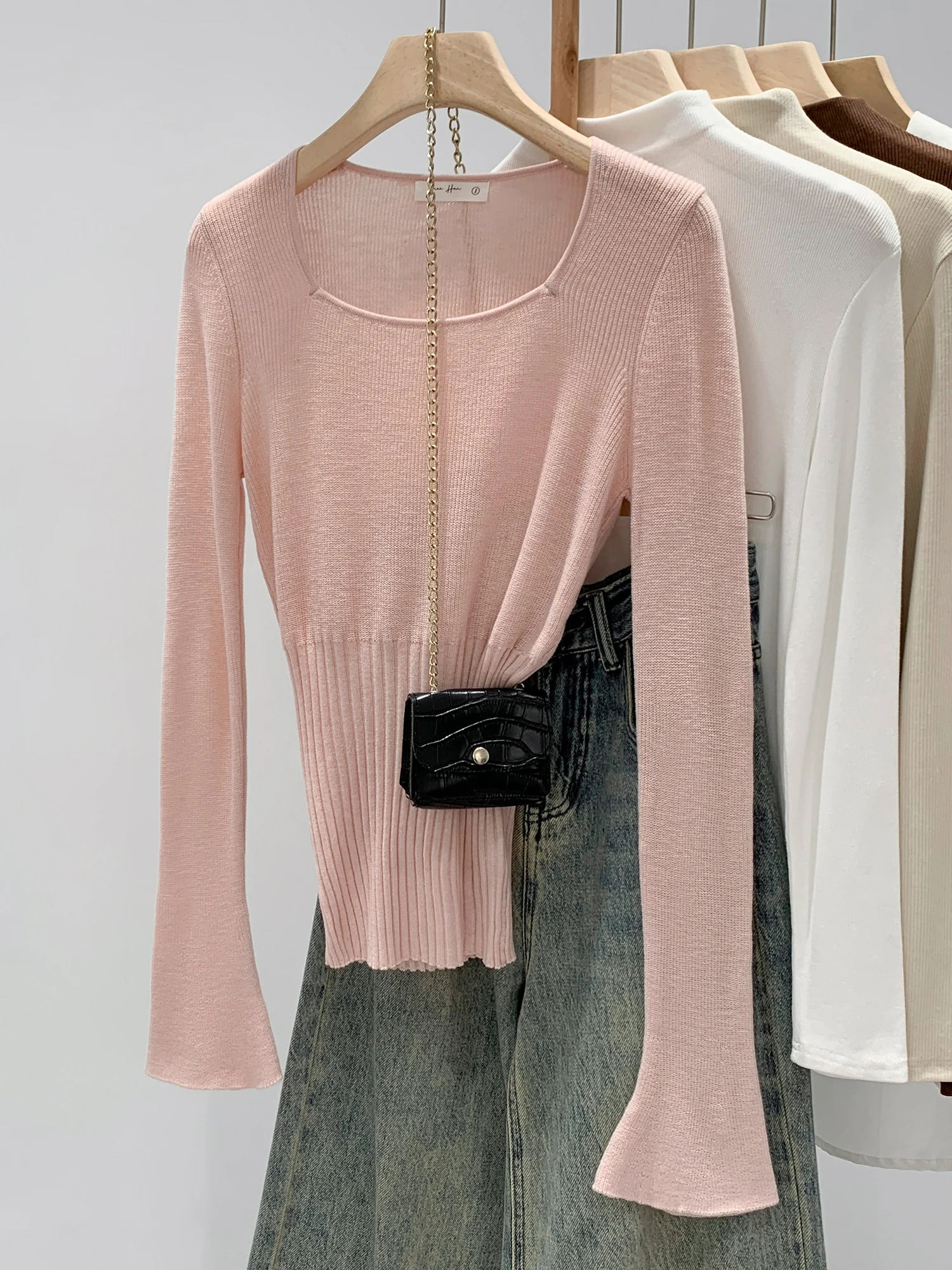 Korean Gentle Style Pink Square Collar Bell Sleeve Knitted Base Shirt Women's Autumn Winter New Waist Inward Top Fashion
Korean Gentle Style Pink Square Collar Bell Sleeve Knitted Base Shirt Women's Autumn Winter New Waist Inward Top Fashion