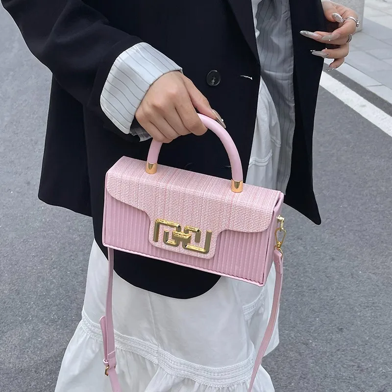 Высококачественная минималистичная винтажная кожаная сумка через плечо для женщин, стильная дизайнерская сумка в стиле ретро с роскошным буквенным логотипом
Высококачественная минималистичная винтажная кожаная сумка через плечо для женщин, стильная дизайнерская сумка в стиле ретро с роскошным буквенным логотипом