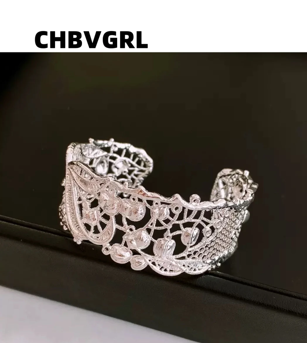 Hot-selling luxurious openwork flower-shaped bracelets with a high-end feeling, unique hand accessories
Hot-selling luxurious openwork flower-shaped bracelets with a high-end feeling, unique hand accessories