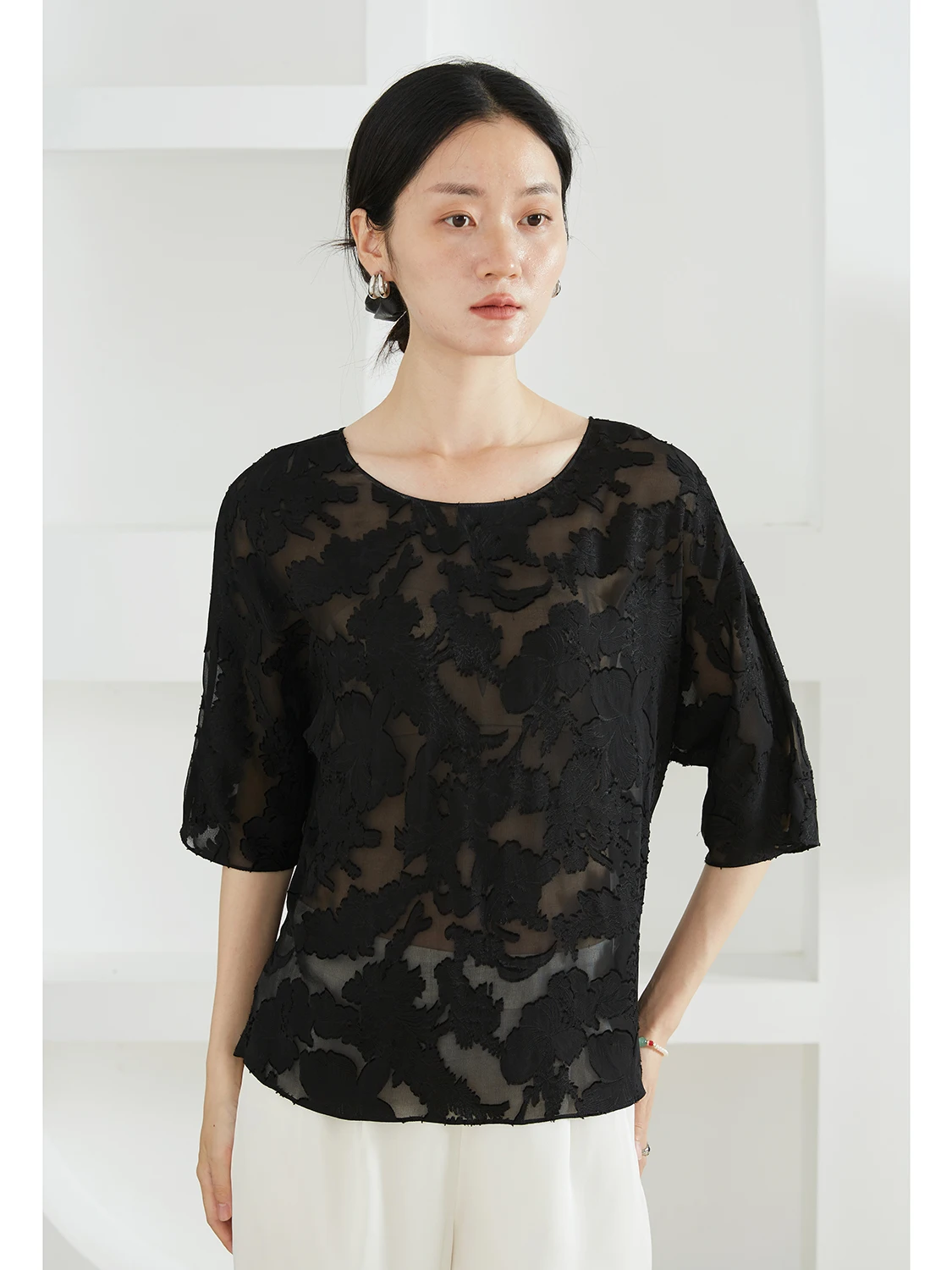 Женский летний топ THQUE из 100% шелкового шифона с круглым вырезом, свободного кроя, с классическим цветочным узором и вырезами, повседневный стиль
Женский летний топ THQUE из 100% шелкового шифона с круглым вырезом, свободного кроя, с классическим цветочным узором и вырезами, повседневный стиль