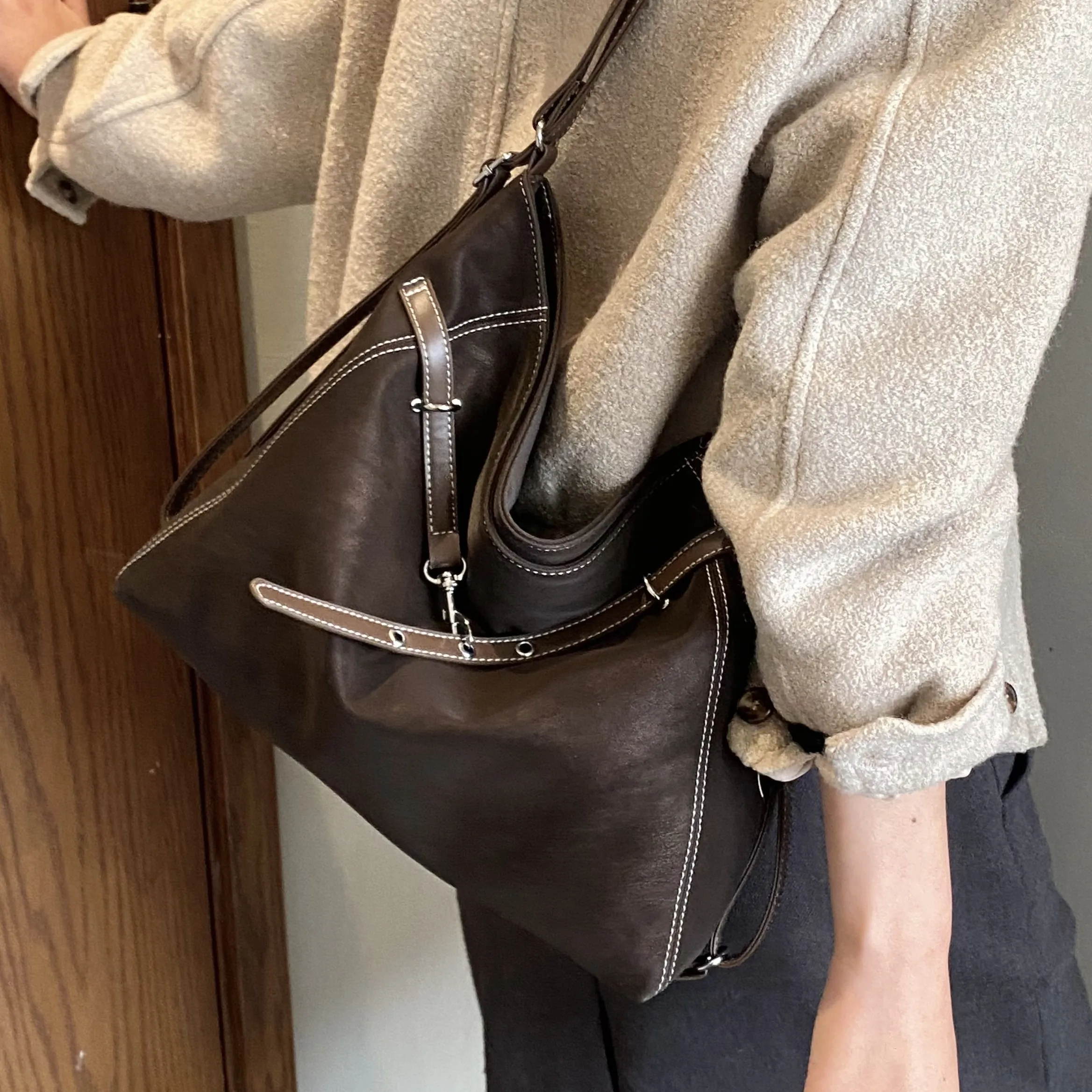 High-Aesthetic Tote Bag Large Capacity Commuter Women's Shoulder Bag Versatile Belt Design Ladies Underarm Bag Armpit bag Purse
High-Aesthetic Tote Bag Large Capacity Commuter Women's Shoulder Bag Versatile Belt Design Ladies Underarm Bag Armpit bag Purse