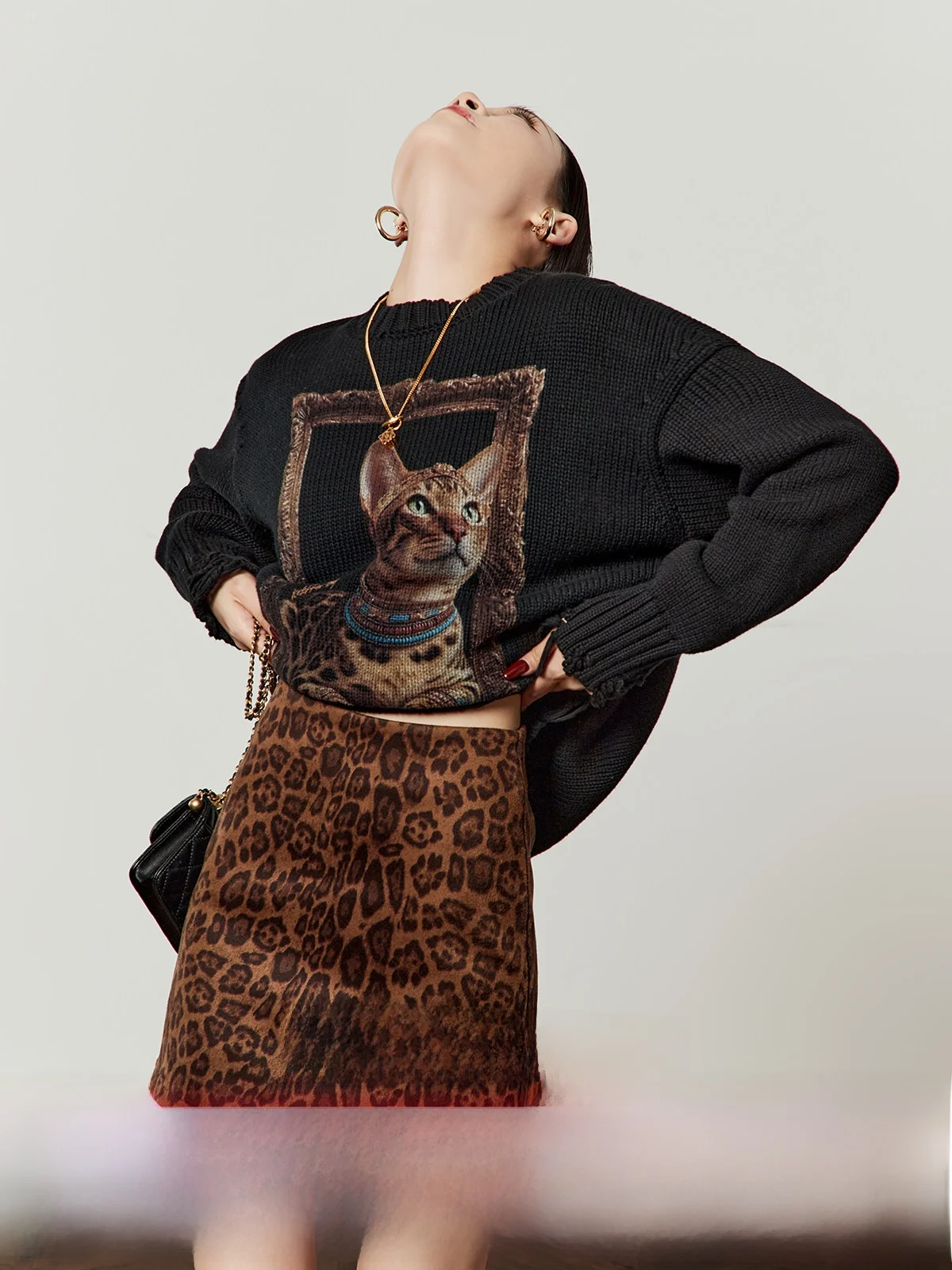 Вязаный свободный женский свитер с леопардовым принтом, весна 2026, винтажный стиль, для повседневной носки, модный, с длинными рукавами, укороченный
Вязаный свободный женский свитер с леопардовым принтом, весна 2026, винтажный стиль, для повседневной носки, модный, с длинными рукавами, укороченный
