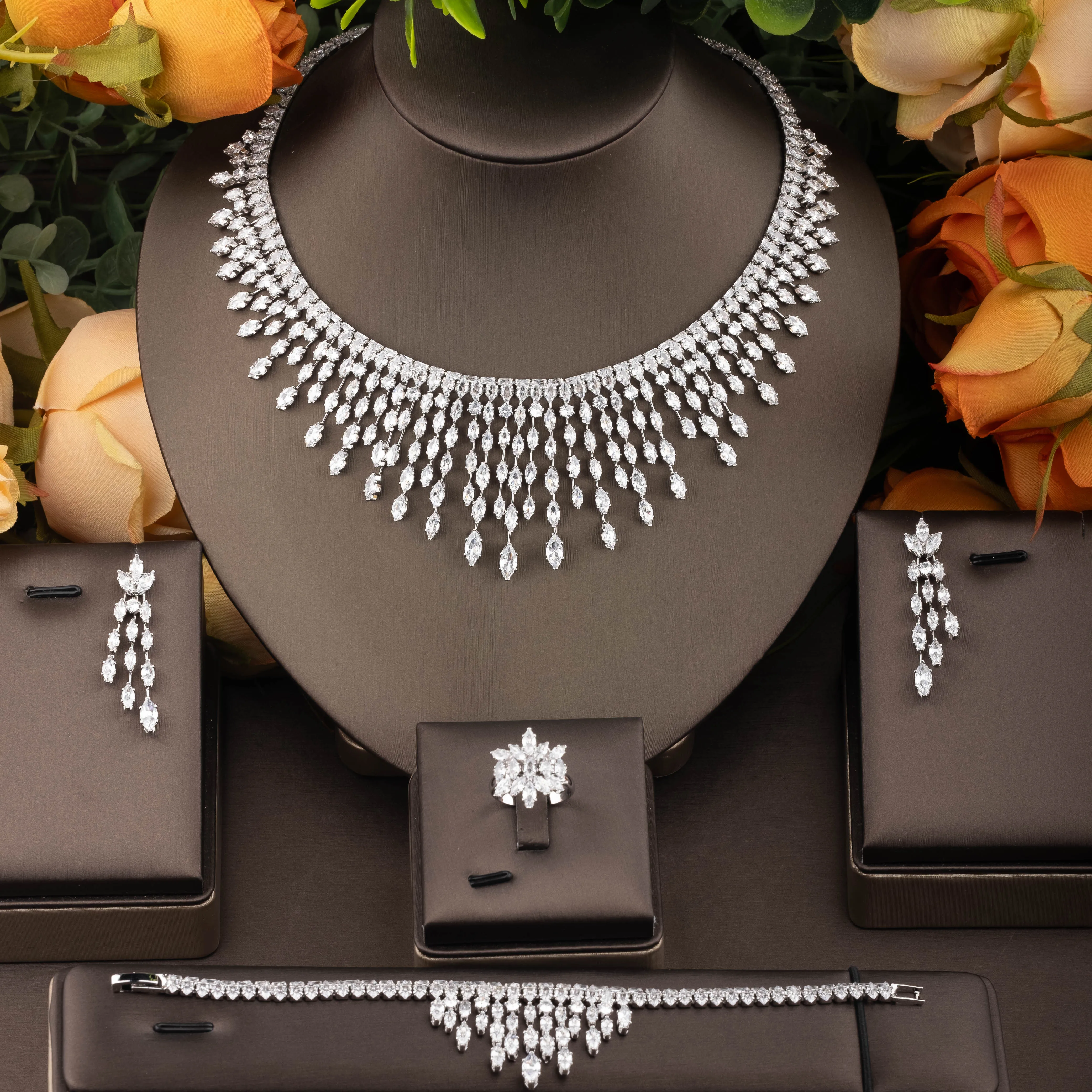 1 Set of Classic Palace-Style Cubic Zirconia Pendant Design Jewelry Set Suitable for Wedding and Banquet Wear
1 Set of Classic Palace-Style Cubic Zirconia Pendant Design Jewelry Set Suitable for Wedding and Banquet Wear