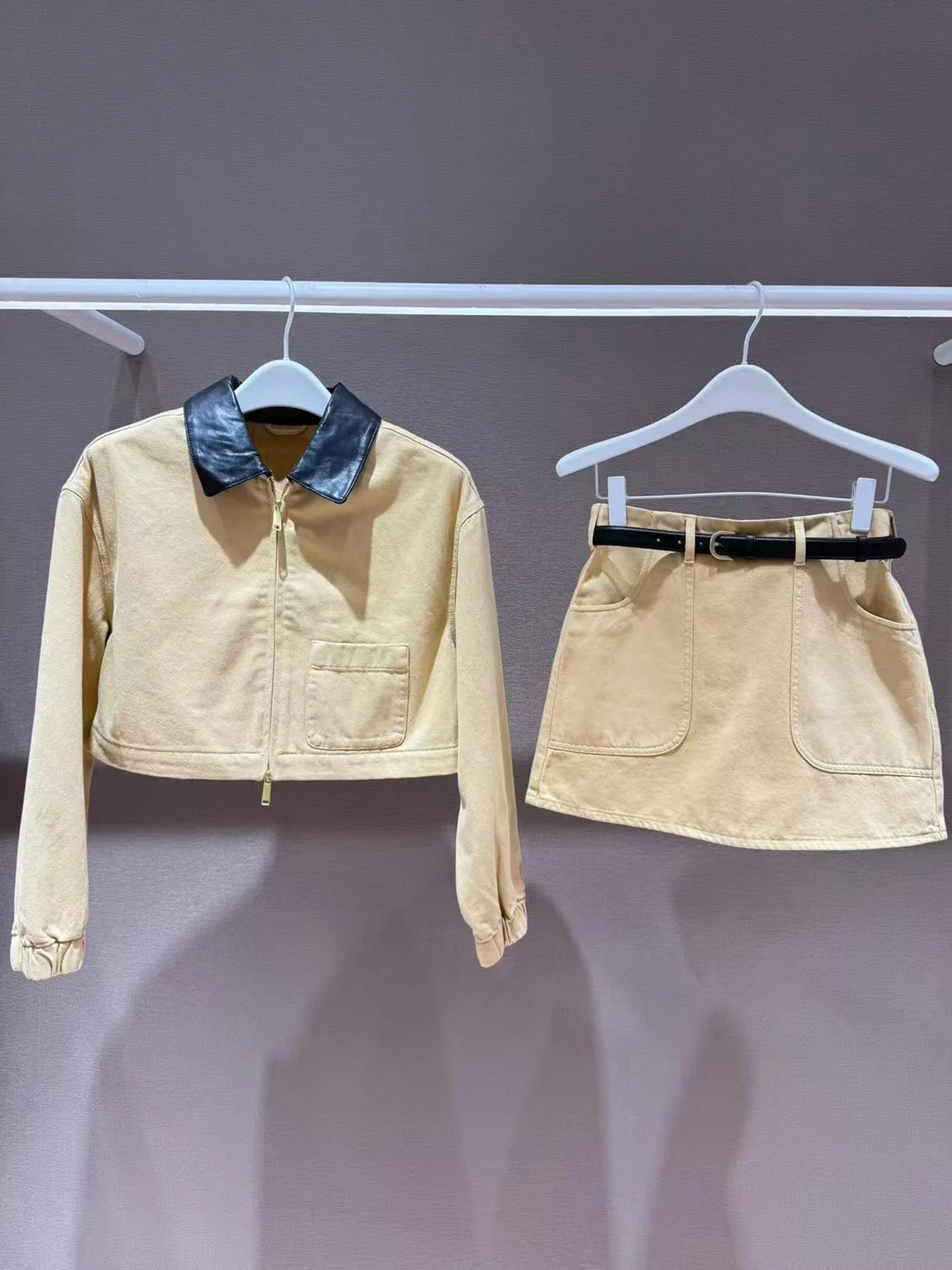 Высококачественный женский джинсовый кардиган с джинсовым принтом + комплект юбки, осень 2024, модный отложной воротник, полиэфирное волокно ort Sve
Высококачественный женский джинсовый кардиган с джинсовым принтом + комплект юбки, осень 2024, модный отложной воротник, полиэфирное волокно ort Sve