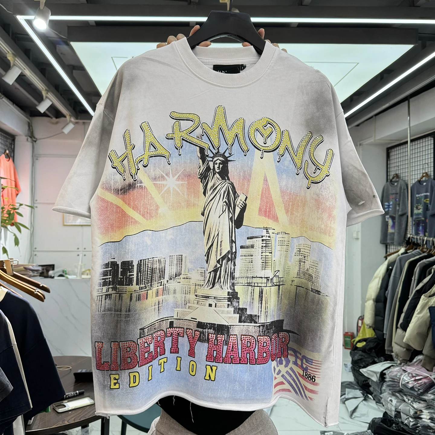 Retro American Streetwear Hip Hop Style Glitter Washed Print Loose Short Sleeve T-Shirt Breathable Cotton round Neck for Men
Retro American Streetwear Hip Hop Style Glitter Washed Print Loose Short Sleeve T-Shirt Breathable Cotton round Neck for Men