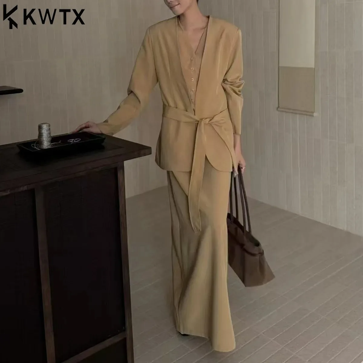 KWTX 2025 Ранняя осень Изысканный комплект из 3 предметов Женский спортивный костюм с рисунком Шикарная элегантная одежда Кардиган с v-образным вырезом Жилет Юбка с поясом 
KWTX 2025 Ранняя осень Изысканный комплект из 3 предметов Женский спортивный костюм с рисунком Шикарная элегантная одежда Кардиган с v-образным вырезом Жилет Юбка с поясом