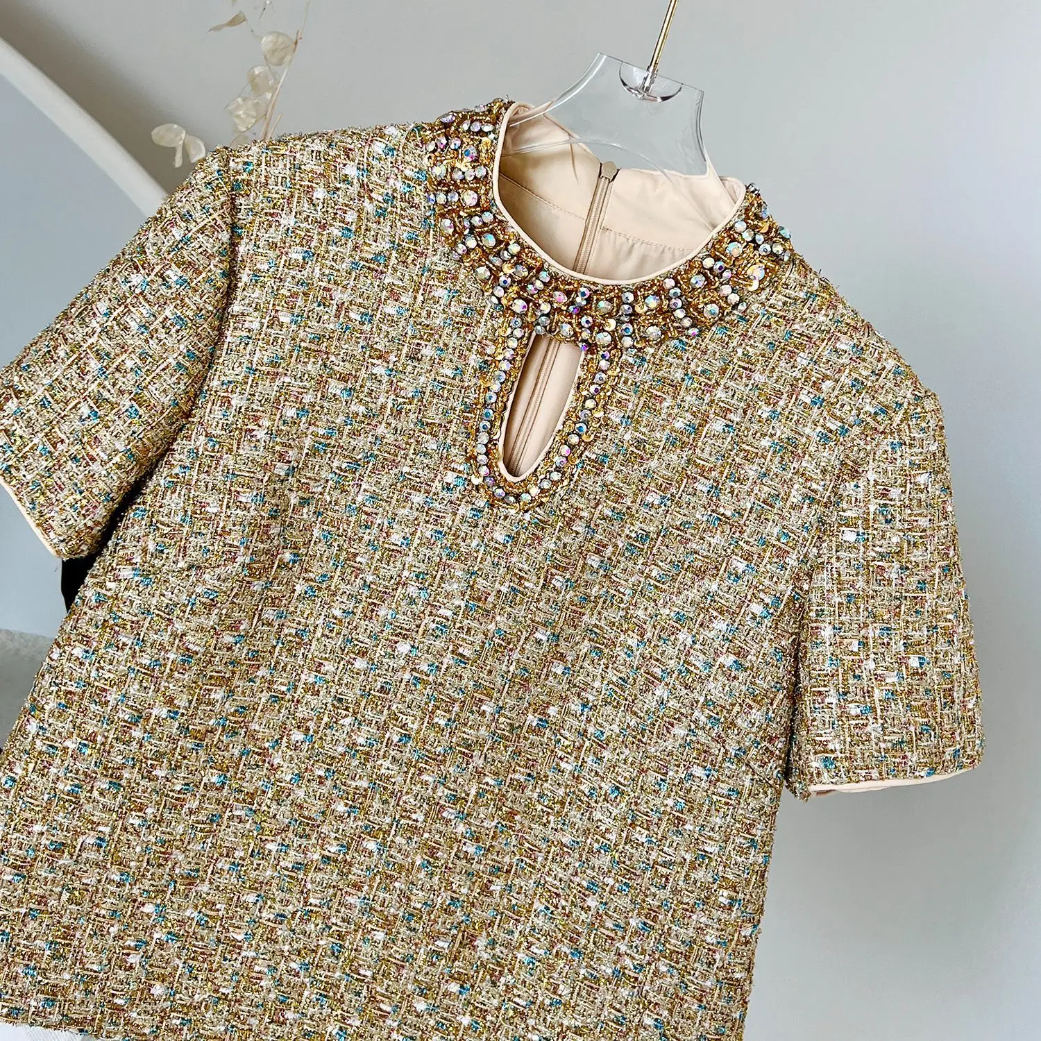 New French gold small fragrant tweed hollow diamond round neck short sleeve top jacket
New French gold small fragrant tweed hollow diamond round neck short sleeve top jacket