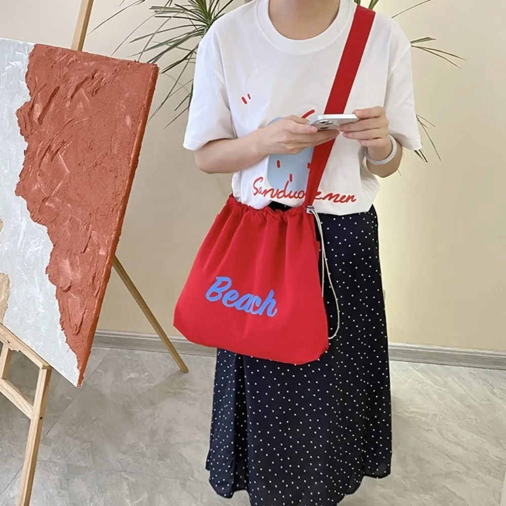 Commute Letter Printing Bag Tote Bag Terylene Single Shoulder Crossbody Bag Korean Style Large Capacity Drawstring Shoulder Bag
Commute Letter Printing Bag Tote Bag Terylene Single Shoulder Crossbody Bag Korean Style Large Capacity Drawstring Shoulder Bag
